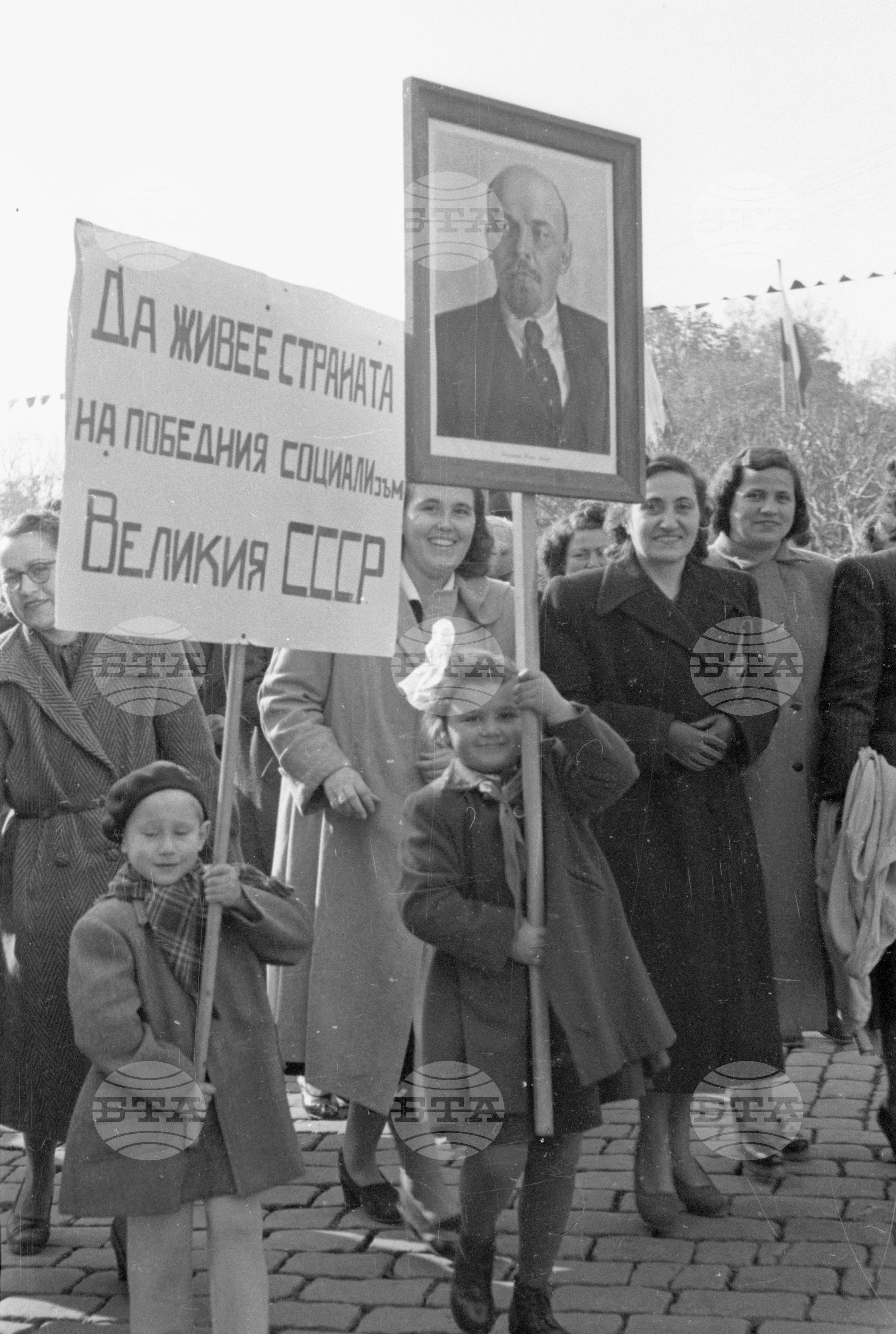 Тържества и празнична манифестация за Великата октомврийска революция 1951 год