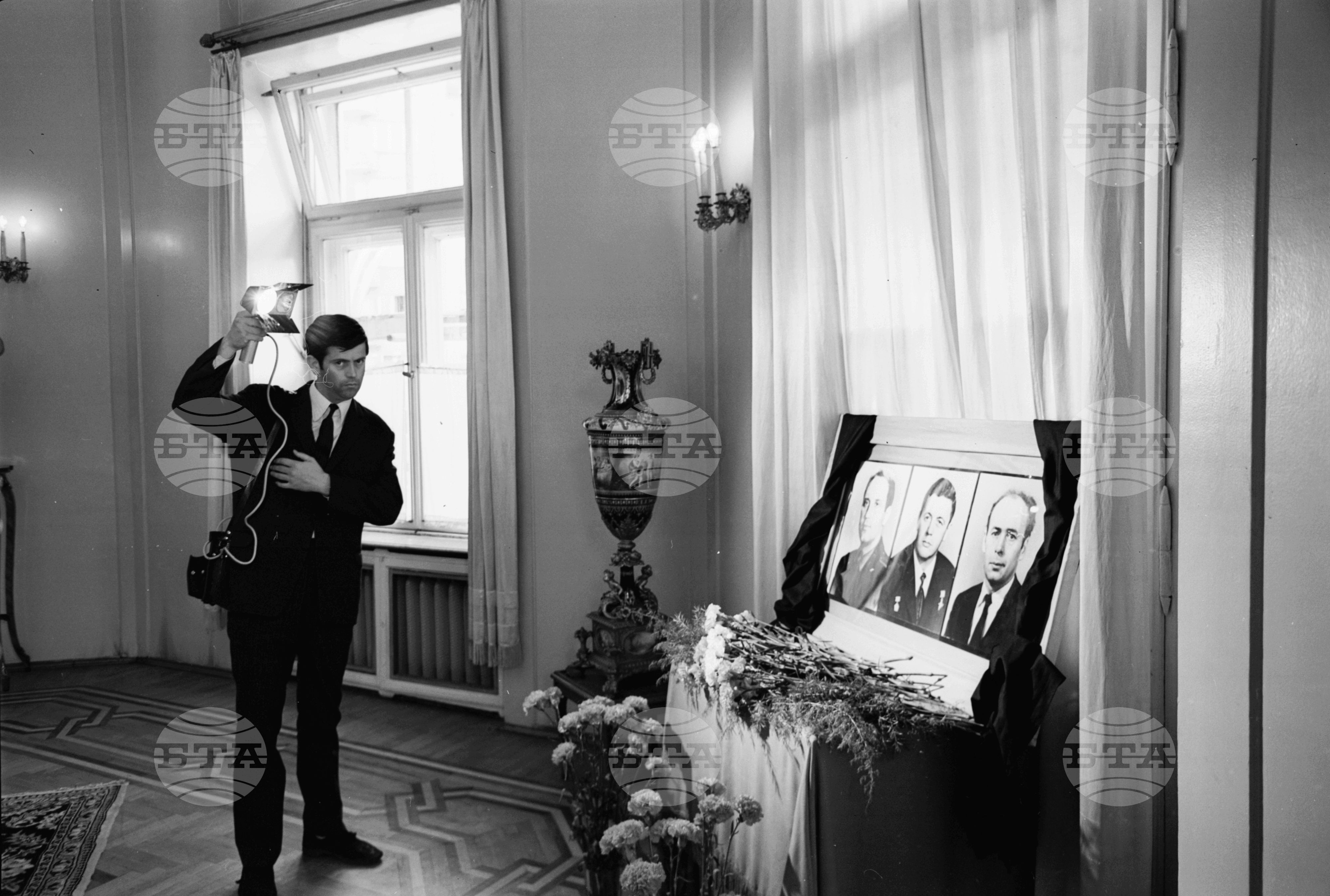 Партийни и държавни ръководители изказват съболезнувания в съветското посолство, по случай гибелта на тримата съветски космонавти