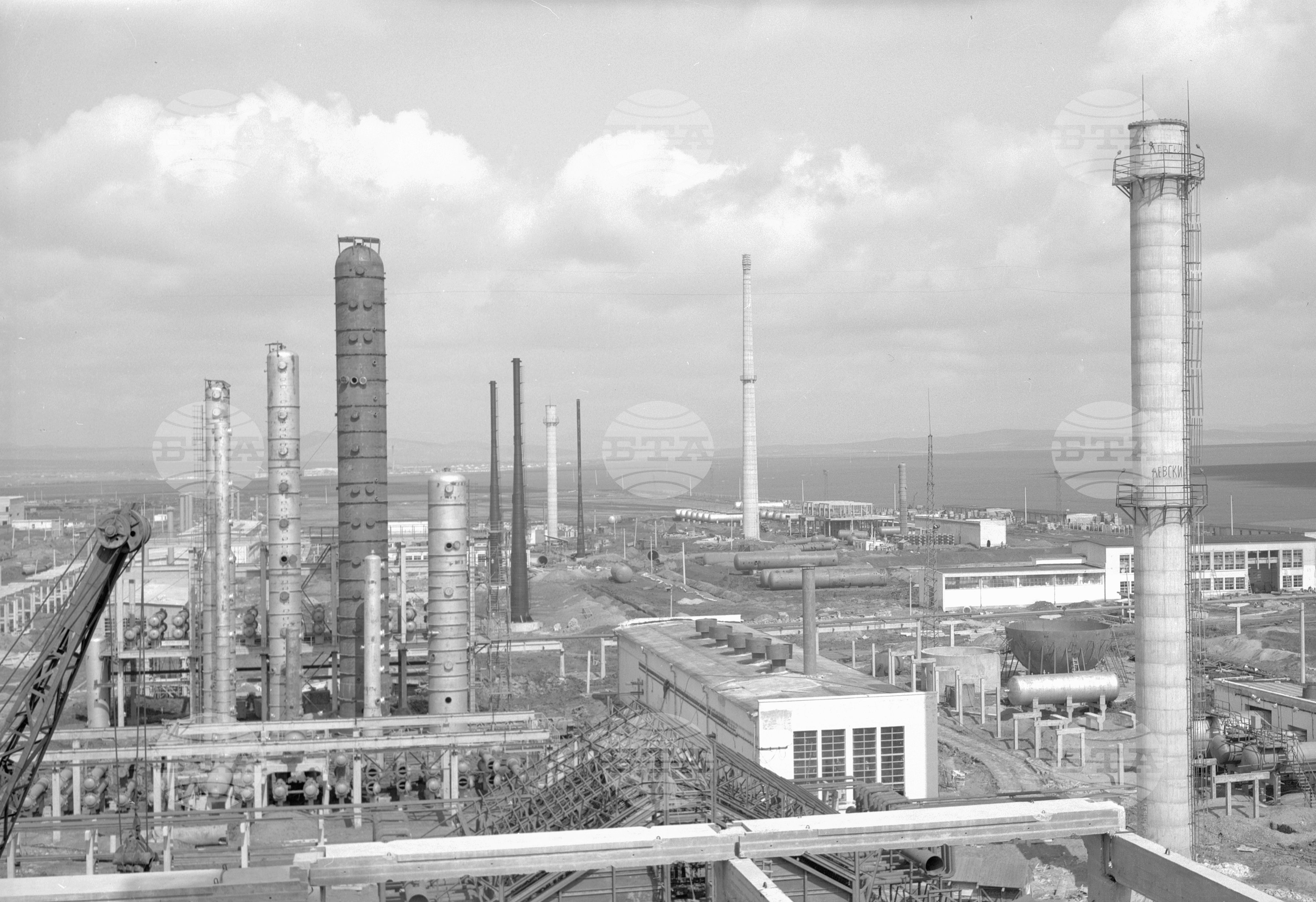 На строежа на нефтопреработвателния завод край Бургас - част 2