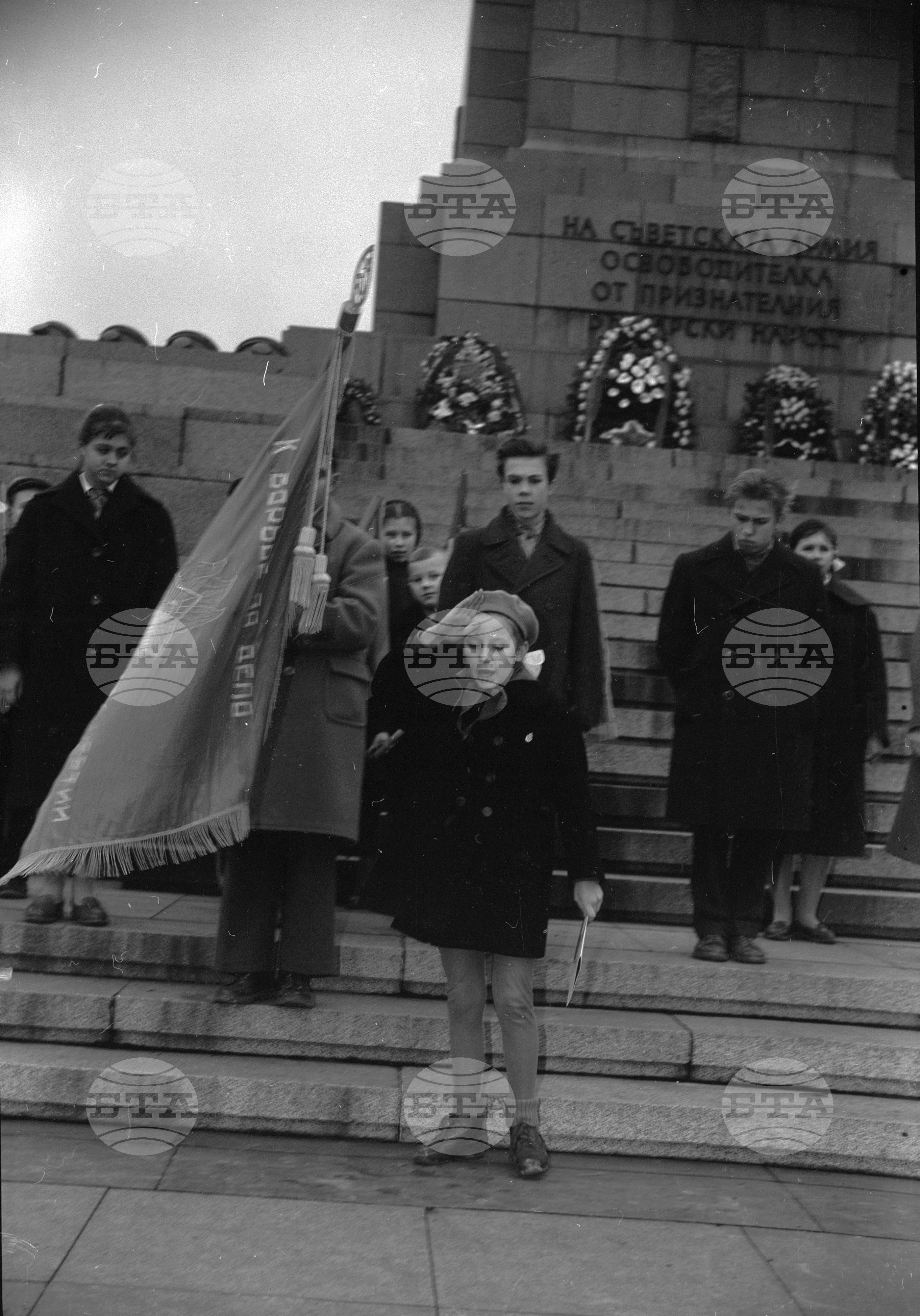 Полагане -клетва пред Паметника на Съветската армия от ученици от Съветското училище в София по случай 5 години от основаването му и приемане на учениците в пионерската организация