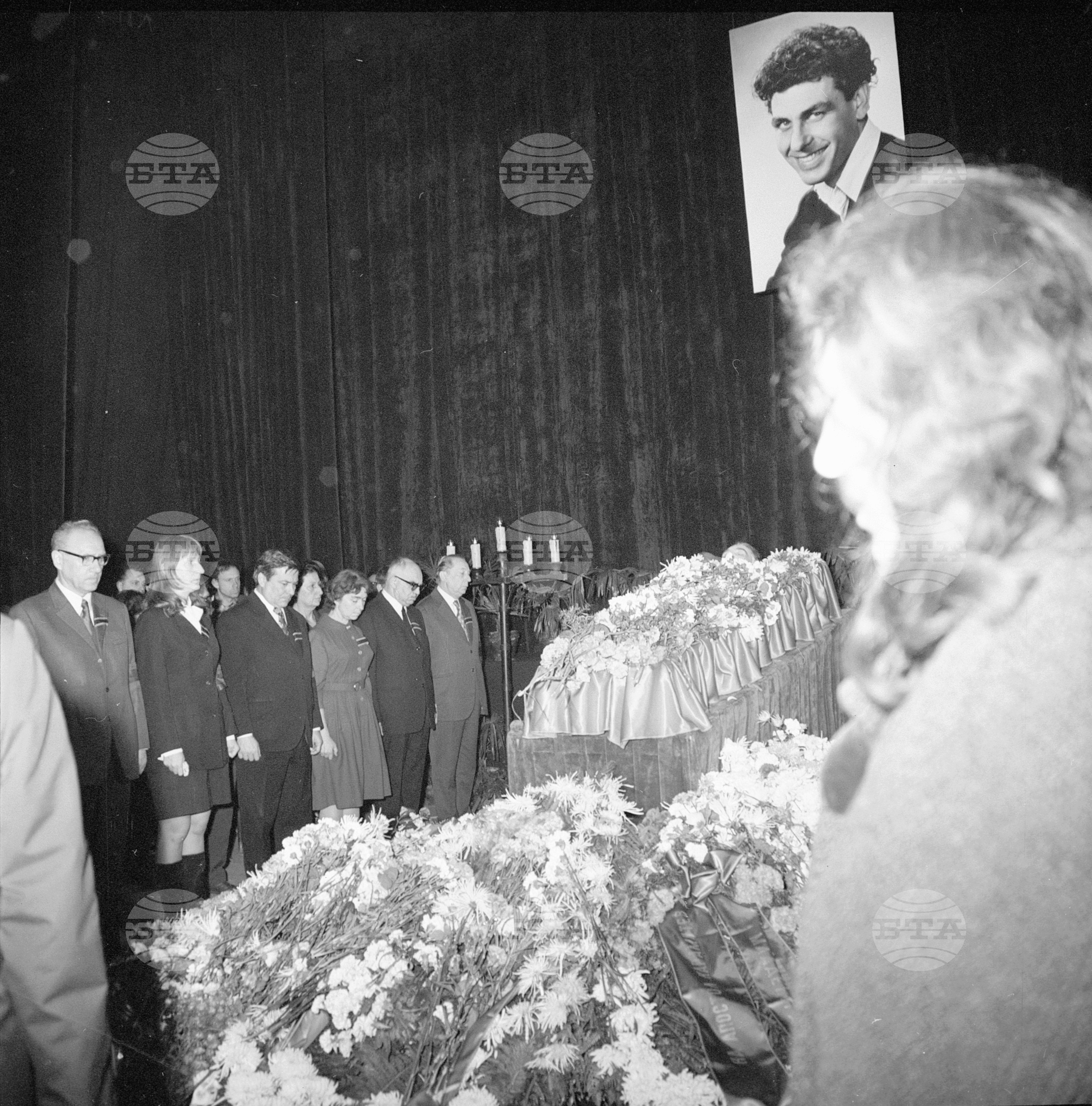 Поклонение пред саркофага на Апостол Карамитев