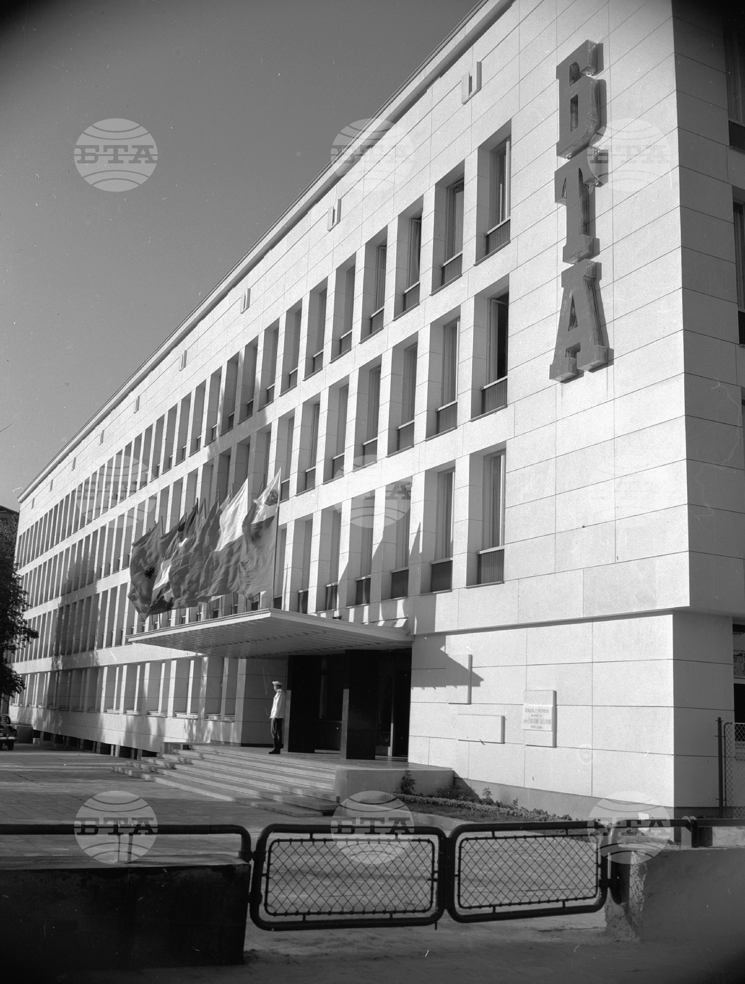 Снимки на сградата на Българска телеграфна агенция, тържествено украсена, по случай съвещанието на директорите на телеграфните агенции от народнодемократичните страни