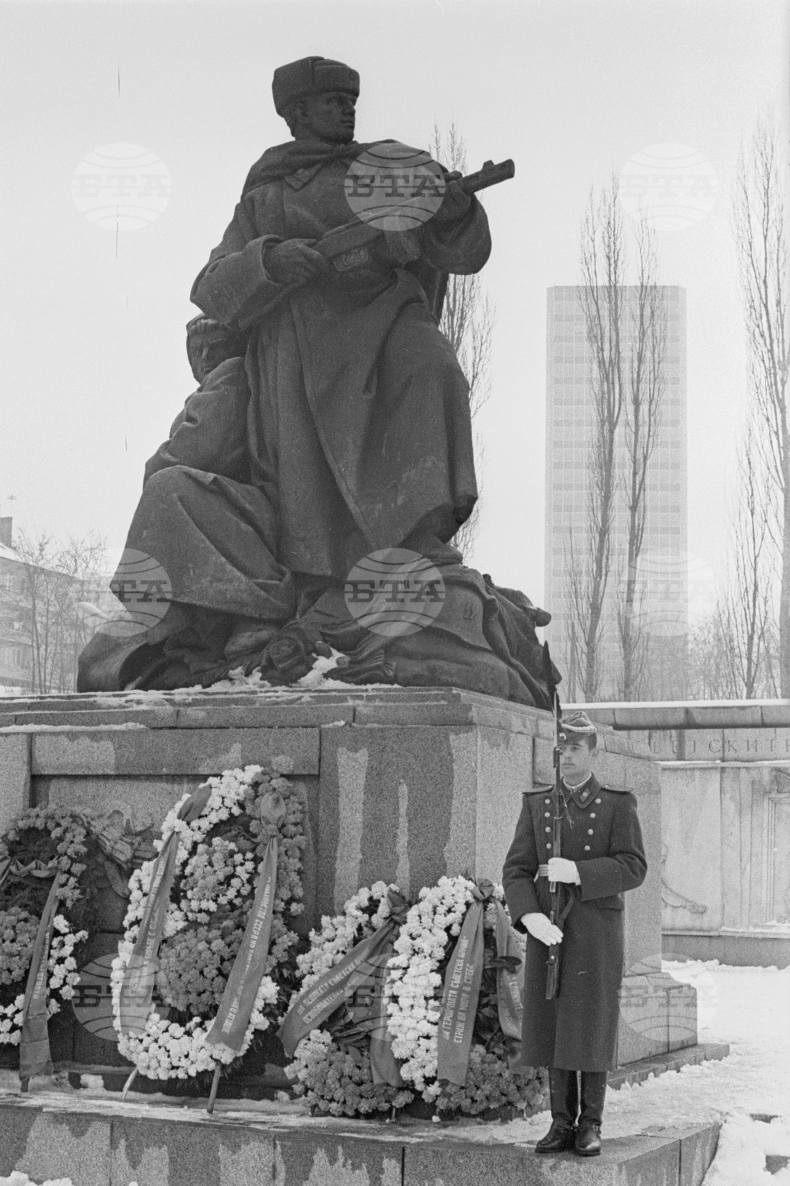 Полагане венци пред Паметника-костница в кв."Лозенец"