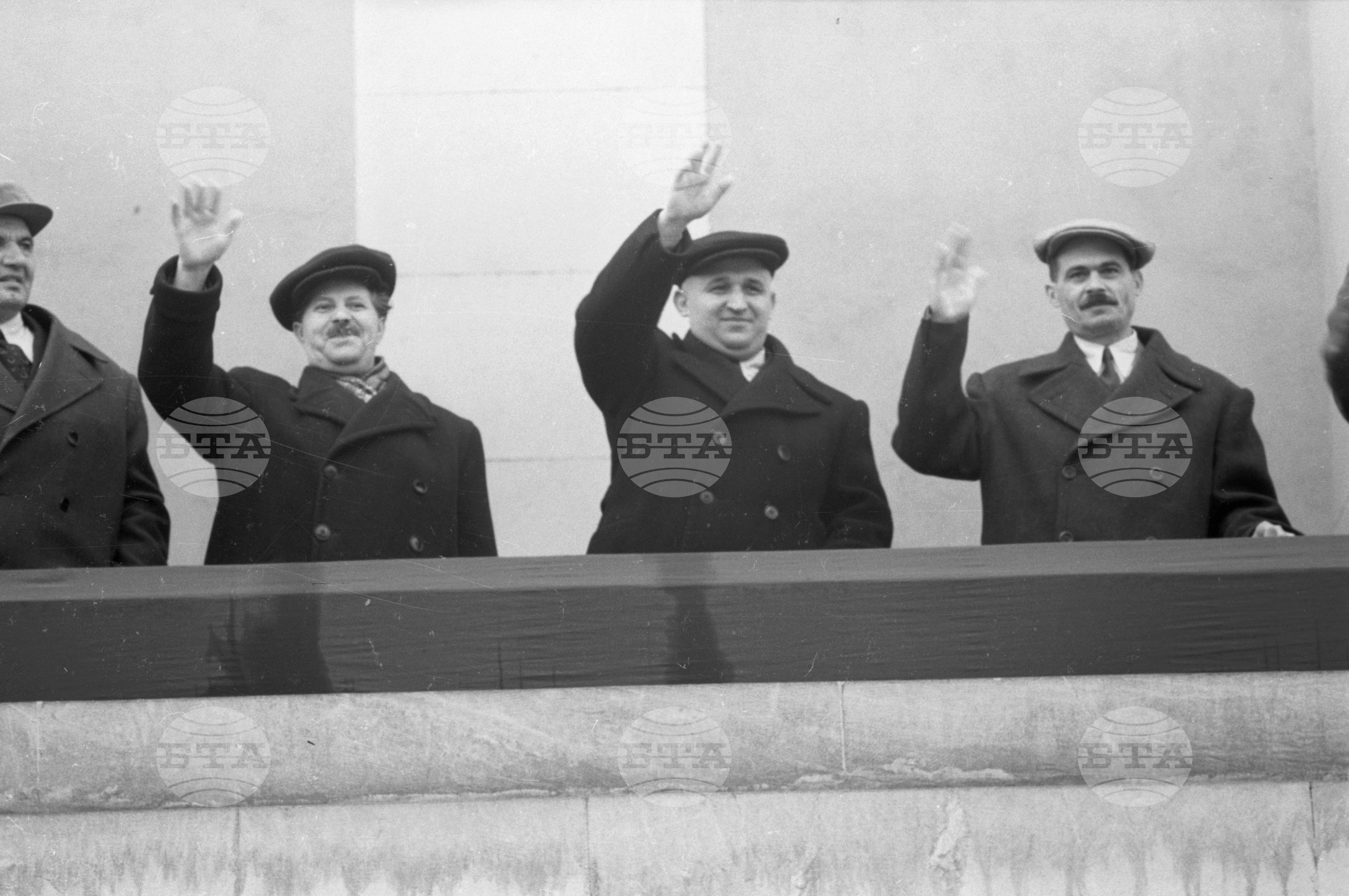 Манифестация на трудещите се от София по случай 36-та годишнина от Великата октомврийска социалистическа революция