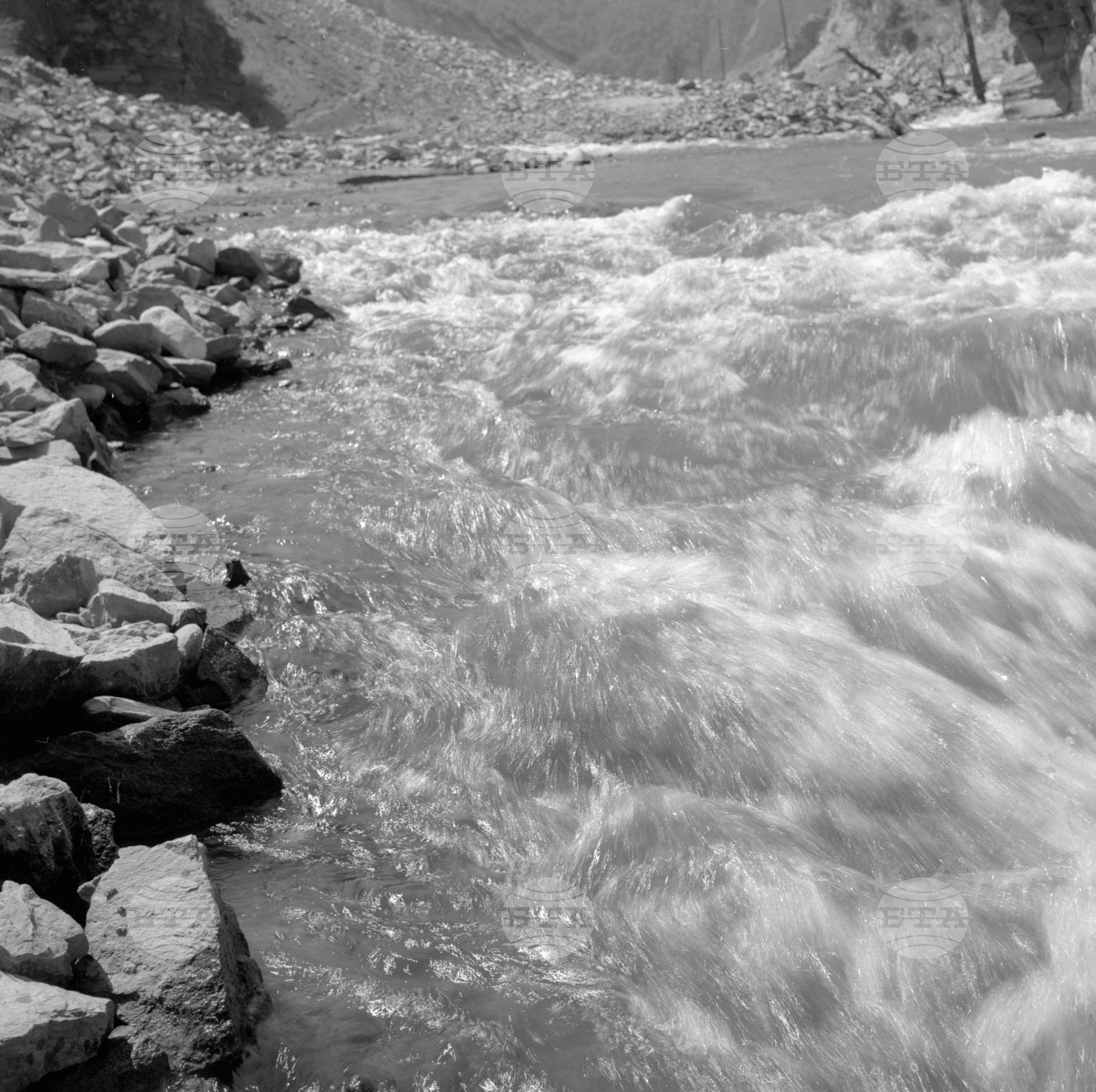Водите на р. Въча