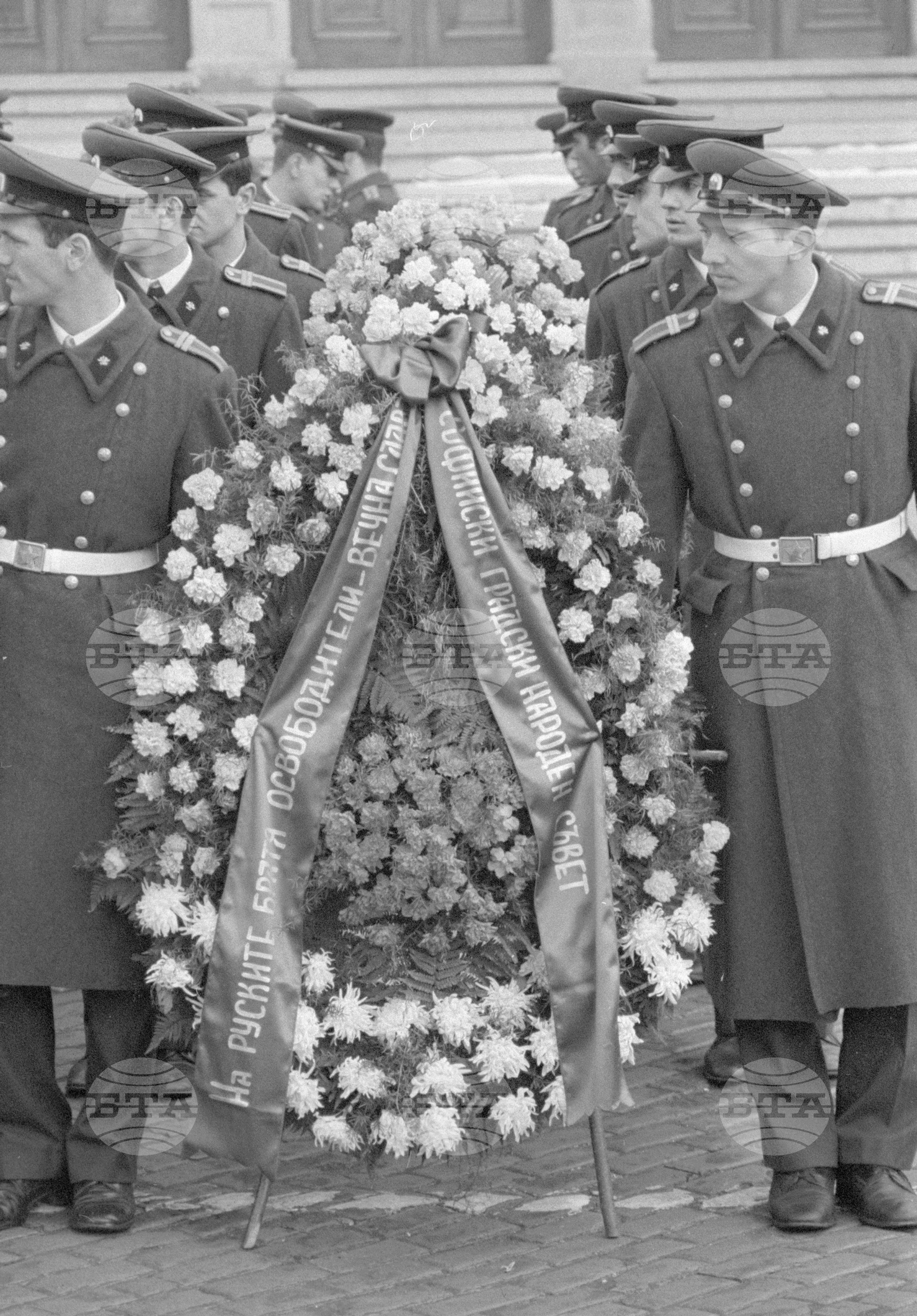 100 години от Освобождението на София - венци пред Паметника на освободителите