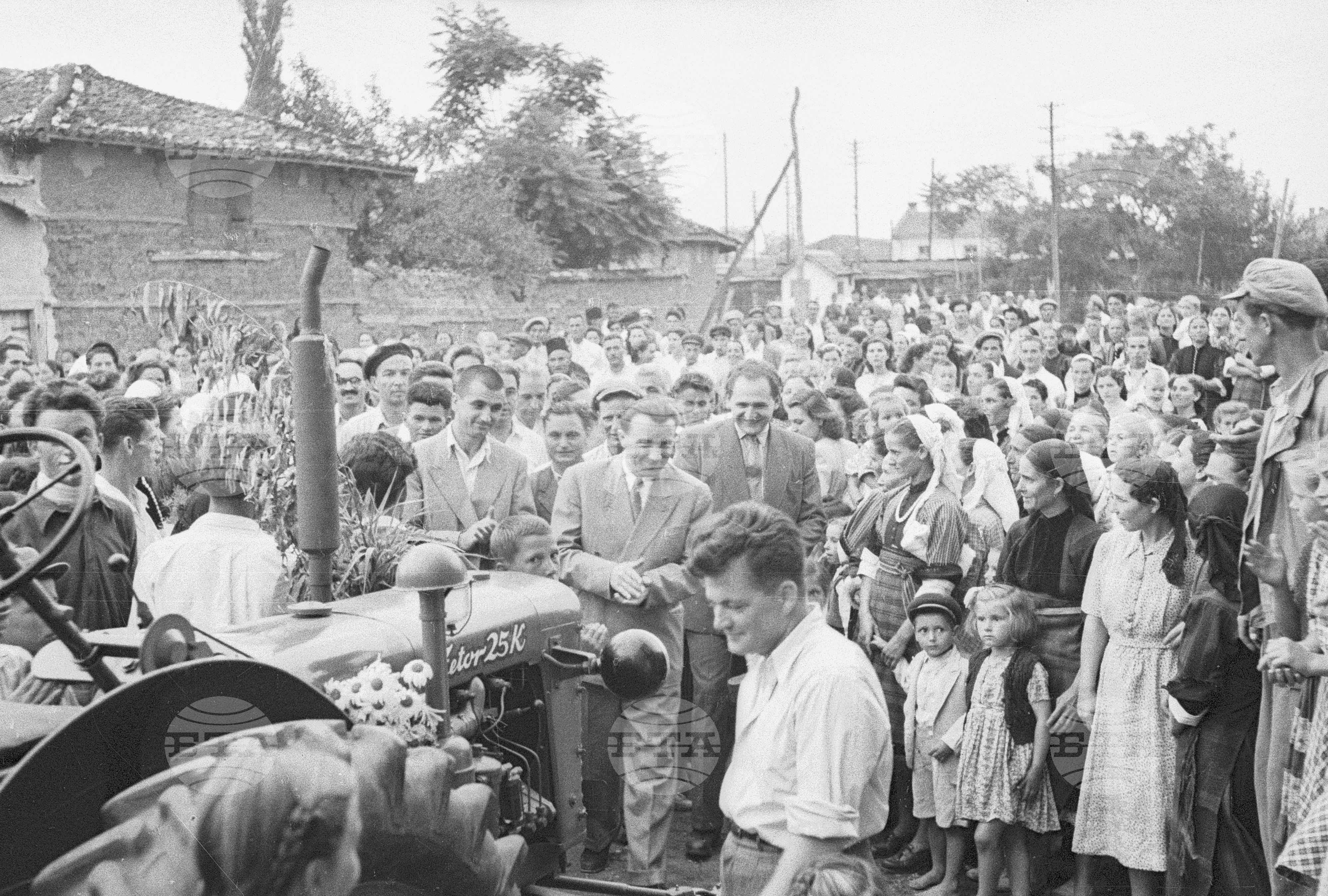 Подаряване на трактори в Поповица, 1951
