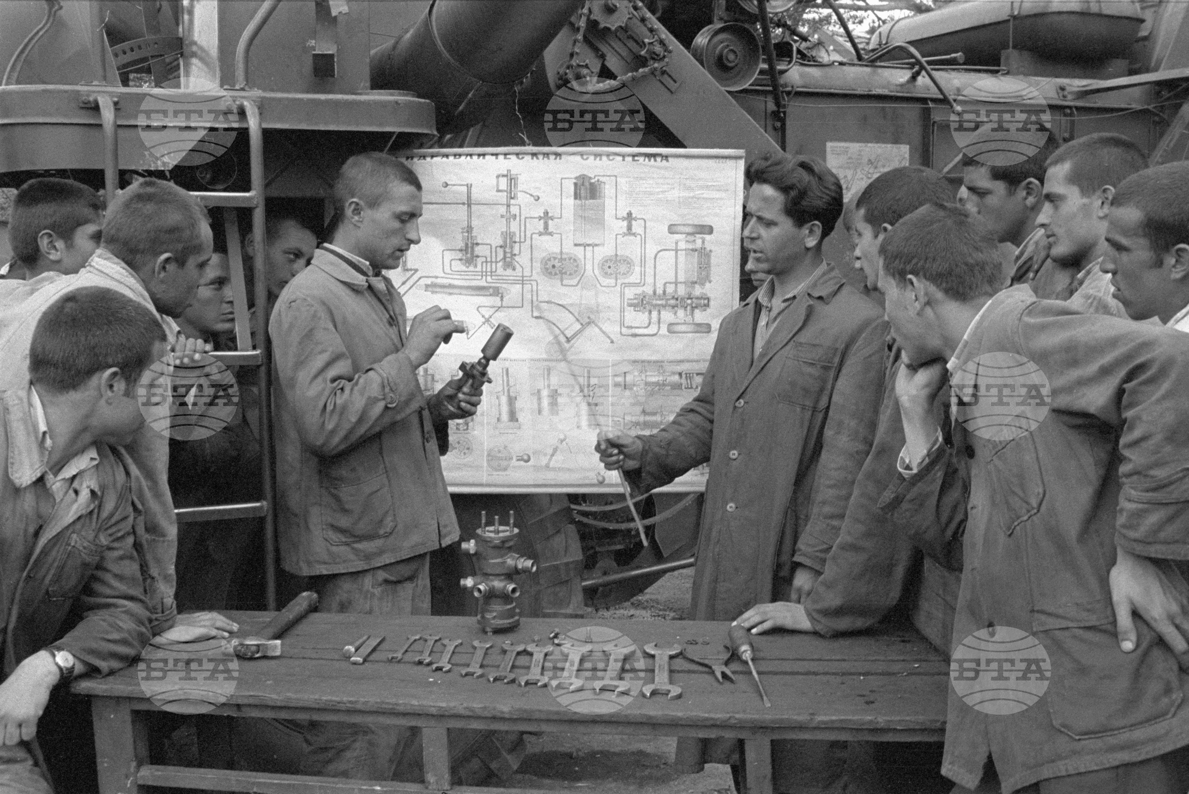 Военният лагер стана училище. При младите механизатори от МТУ (Машинно-тракторно училище) в село Ягода, Старозагорски окръг