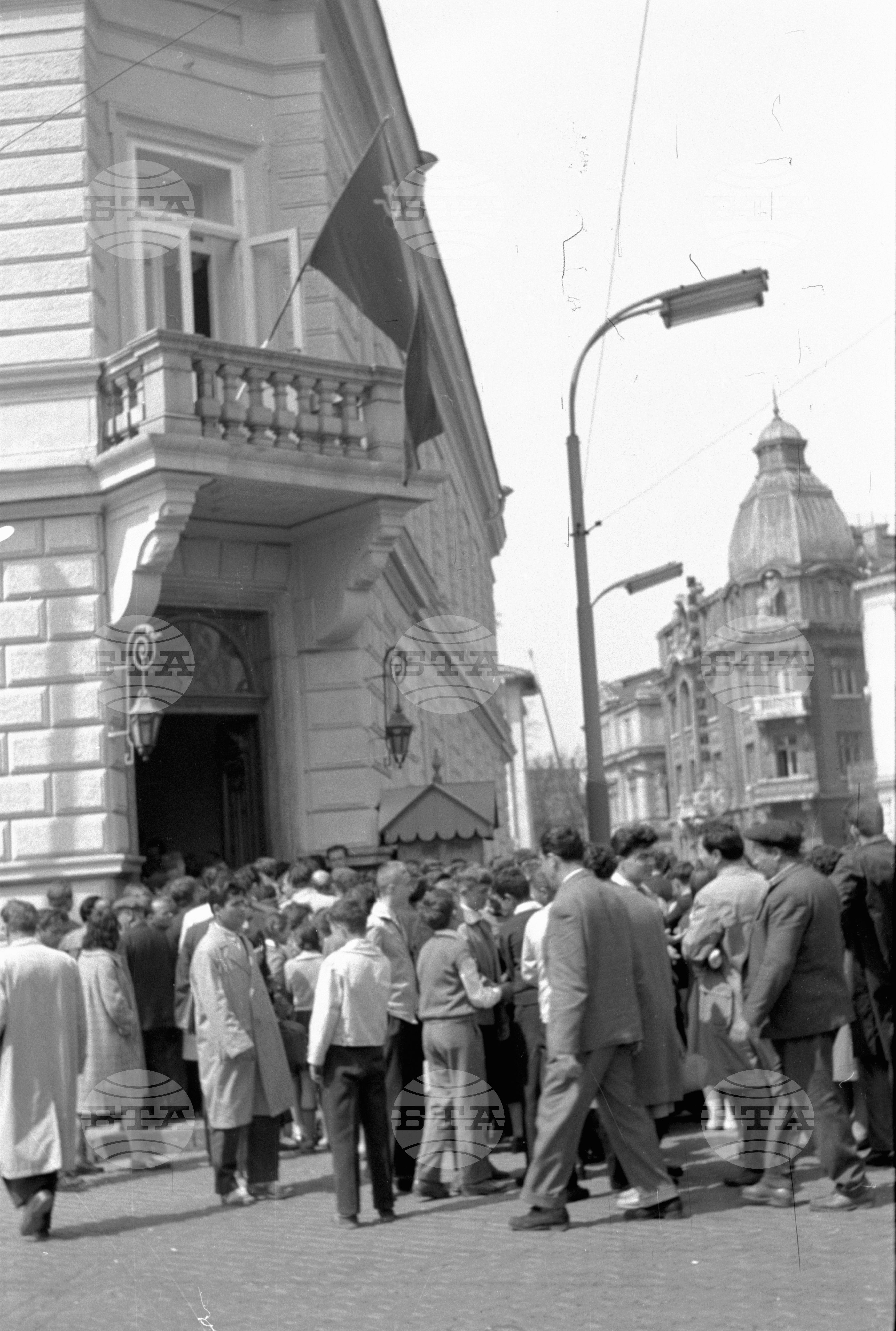 Възторжен митинг пред посолството на СССР в София