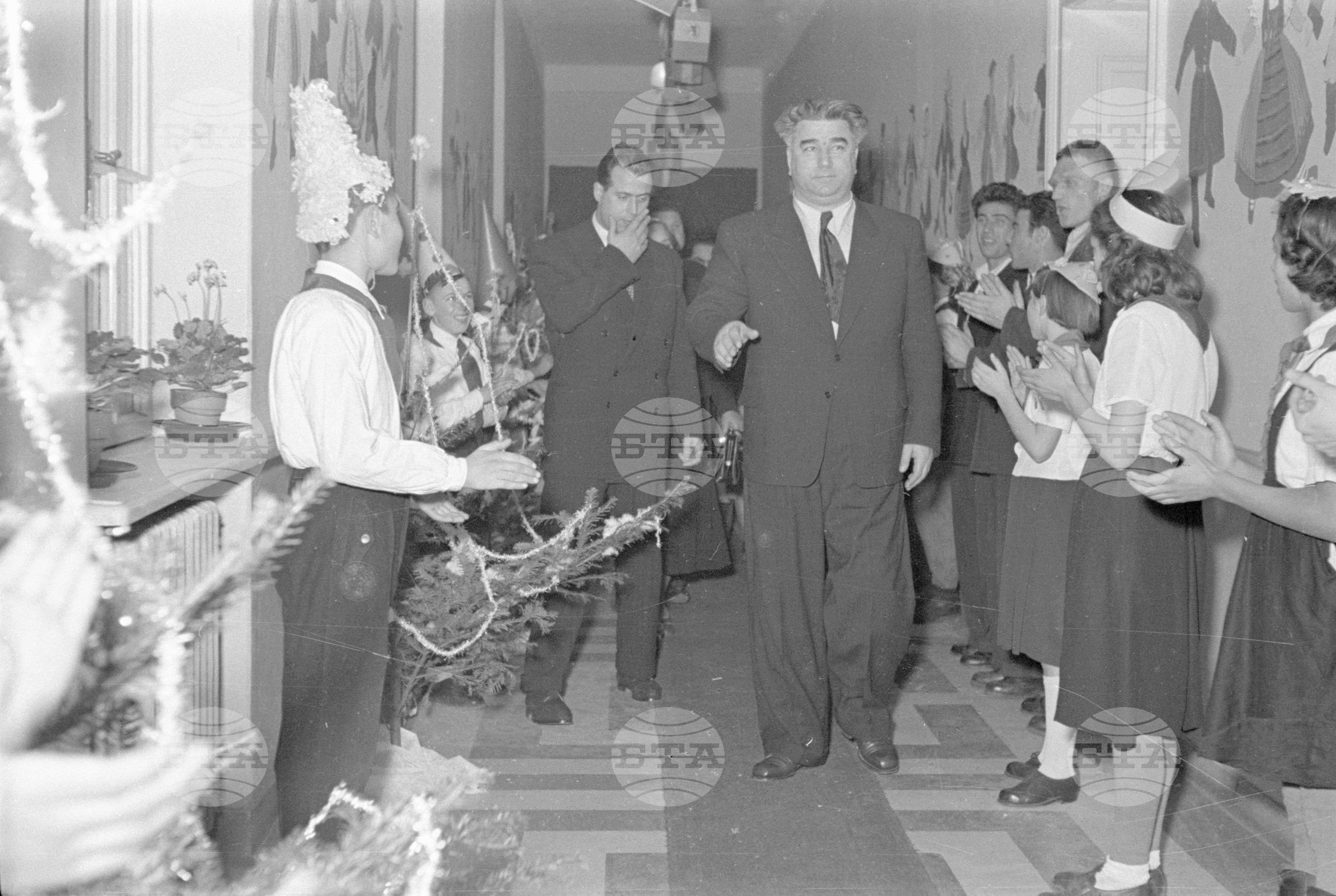 Вълко Червенков и пионери посрещат новата 1953 година