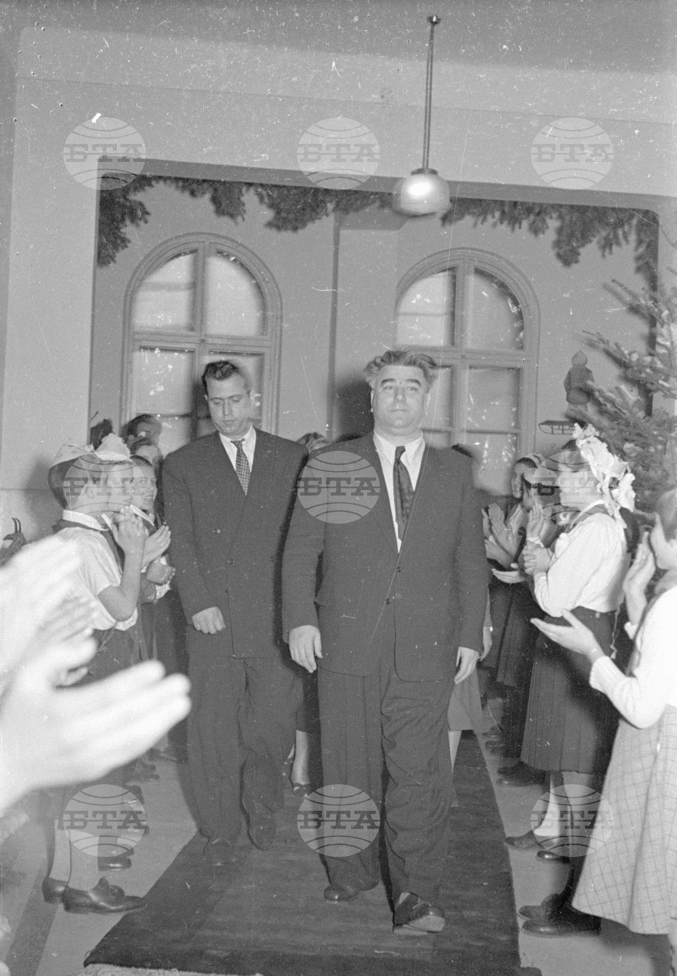 Вълко Червенков и пионери посрещат новата 1953 година