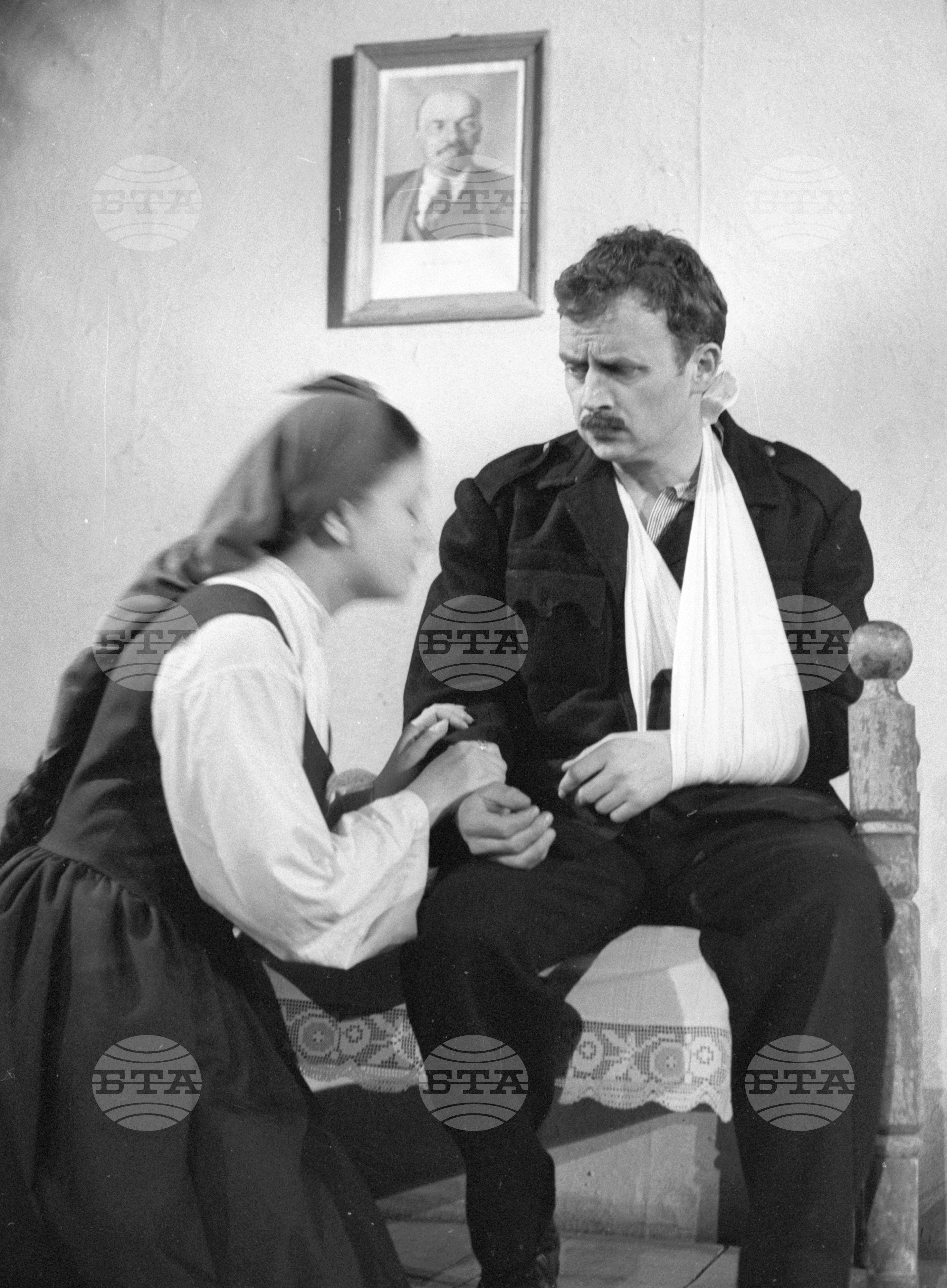 "Ленин влезе в нашия дом " от Георги Караславов, Постановка - Надежда Сейкова