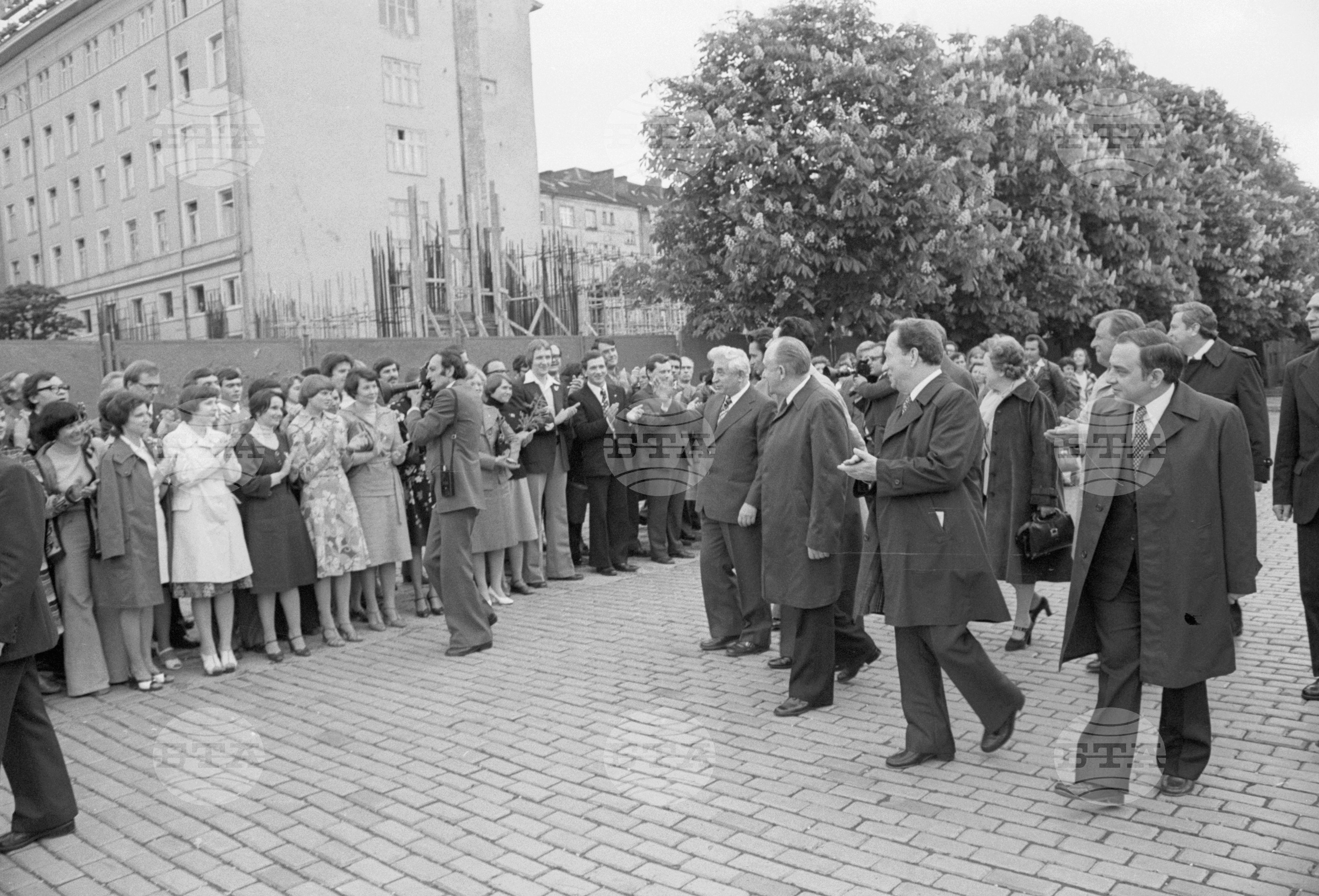 Тържествено полагане на венци от членовете на съветската делегация оглавявана от члена на политбюро на Централен комитет на Комунистическата партия на Съветския Съюз (ЦК на КПСС) Виктор Гришин