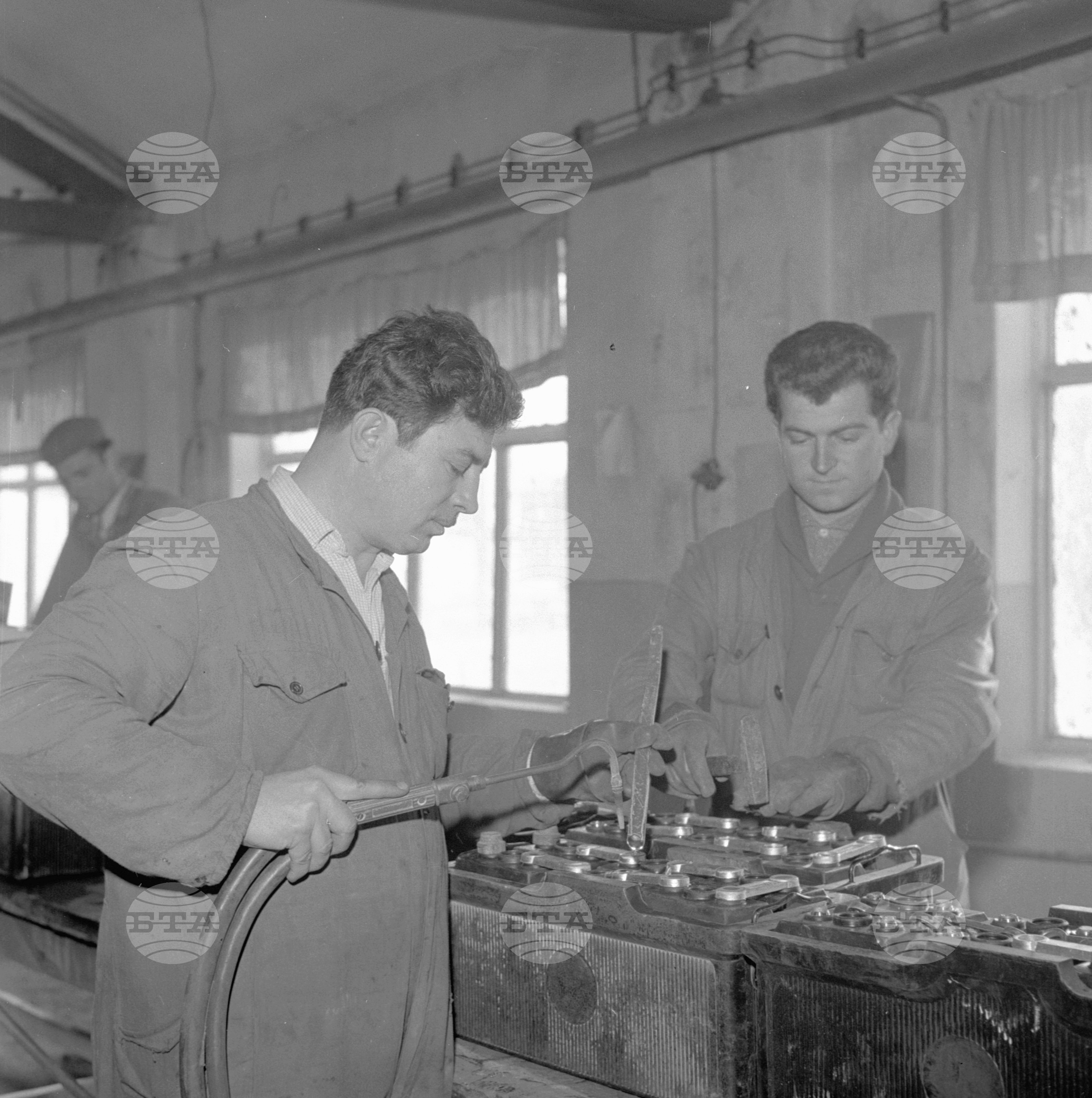 В държавния завод за акумулатори - Търговище - декември 1962 година