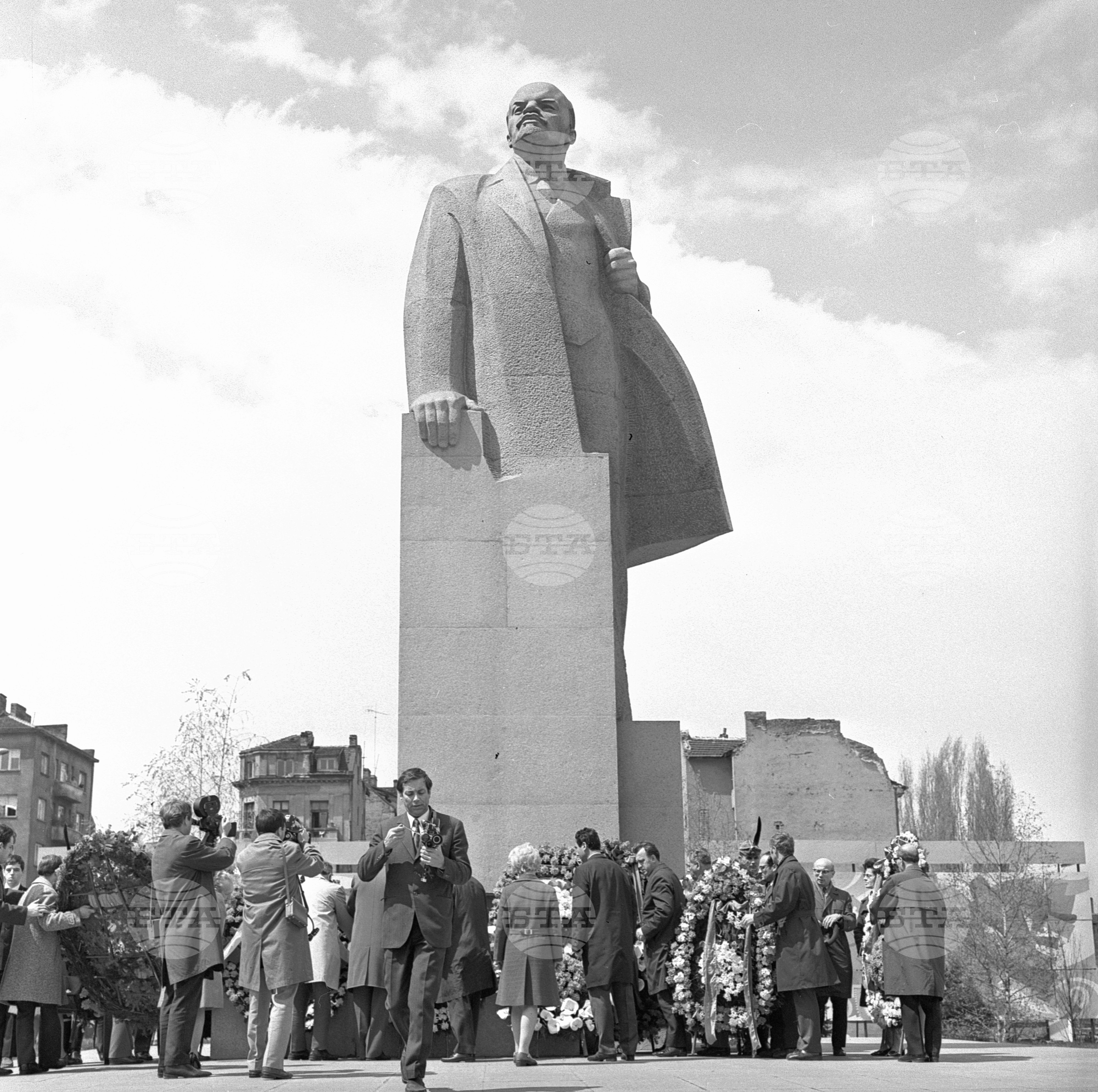 Венци пред паметника на Ленин