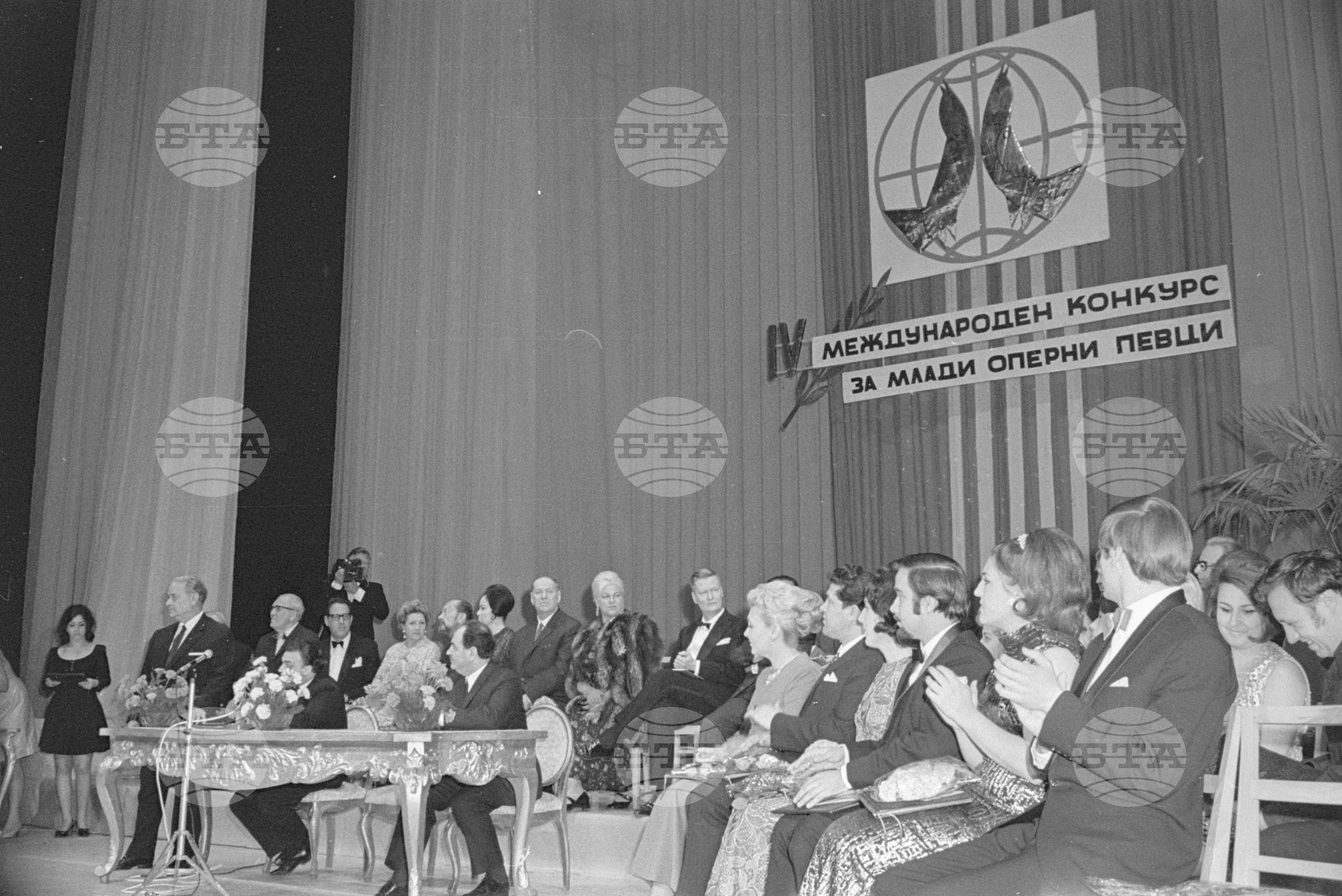 Награждаване на лауреатите на IV Международен конкурс за млади оперни певци. Обща снимка на шестимата наградени. Тържествен концерт на лауреатите от конкурса