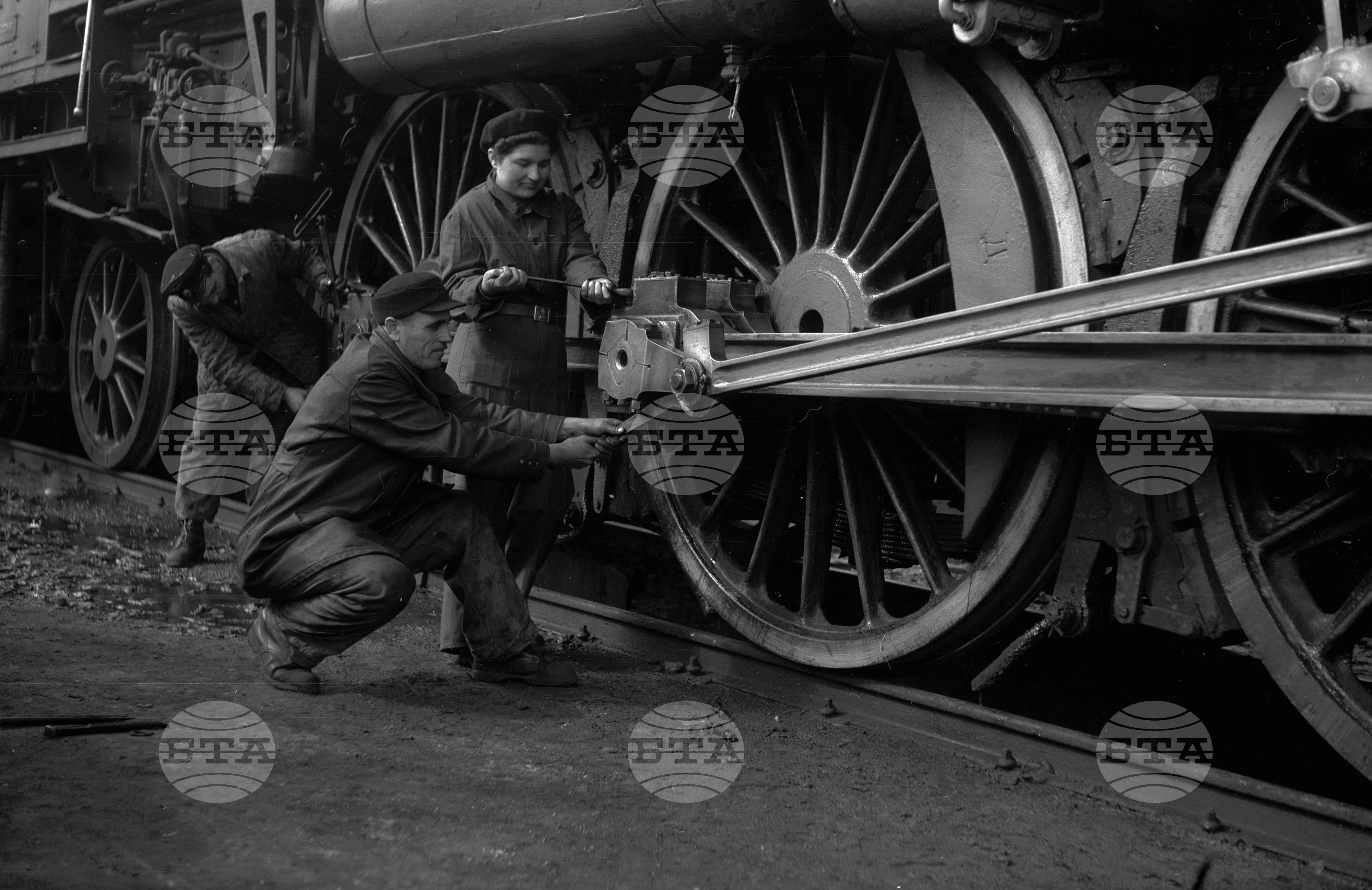 Първата жена локомотивен машинист у нас - 1953 година