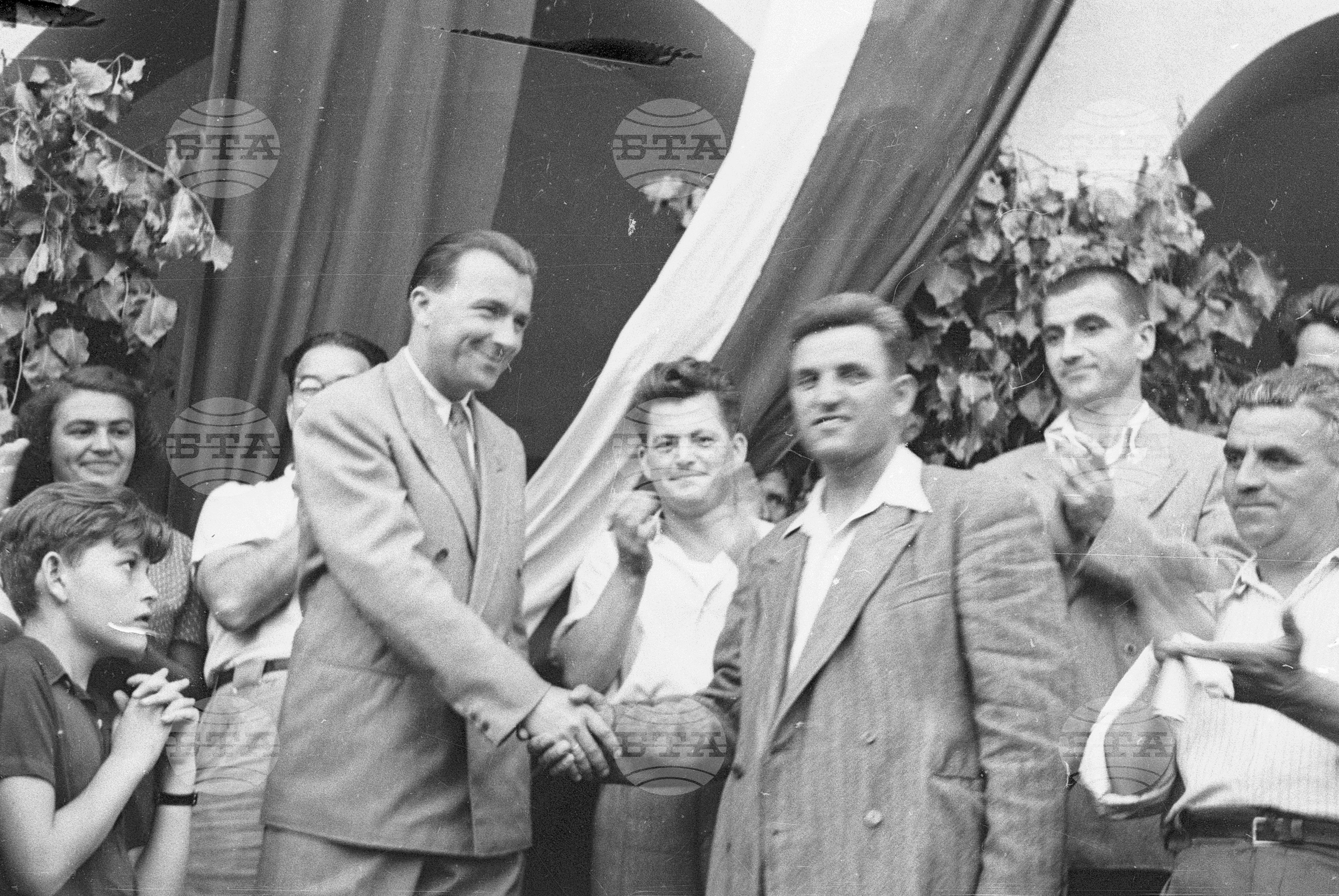 Подаряване на трактори в Поповица, 1951