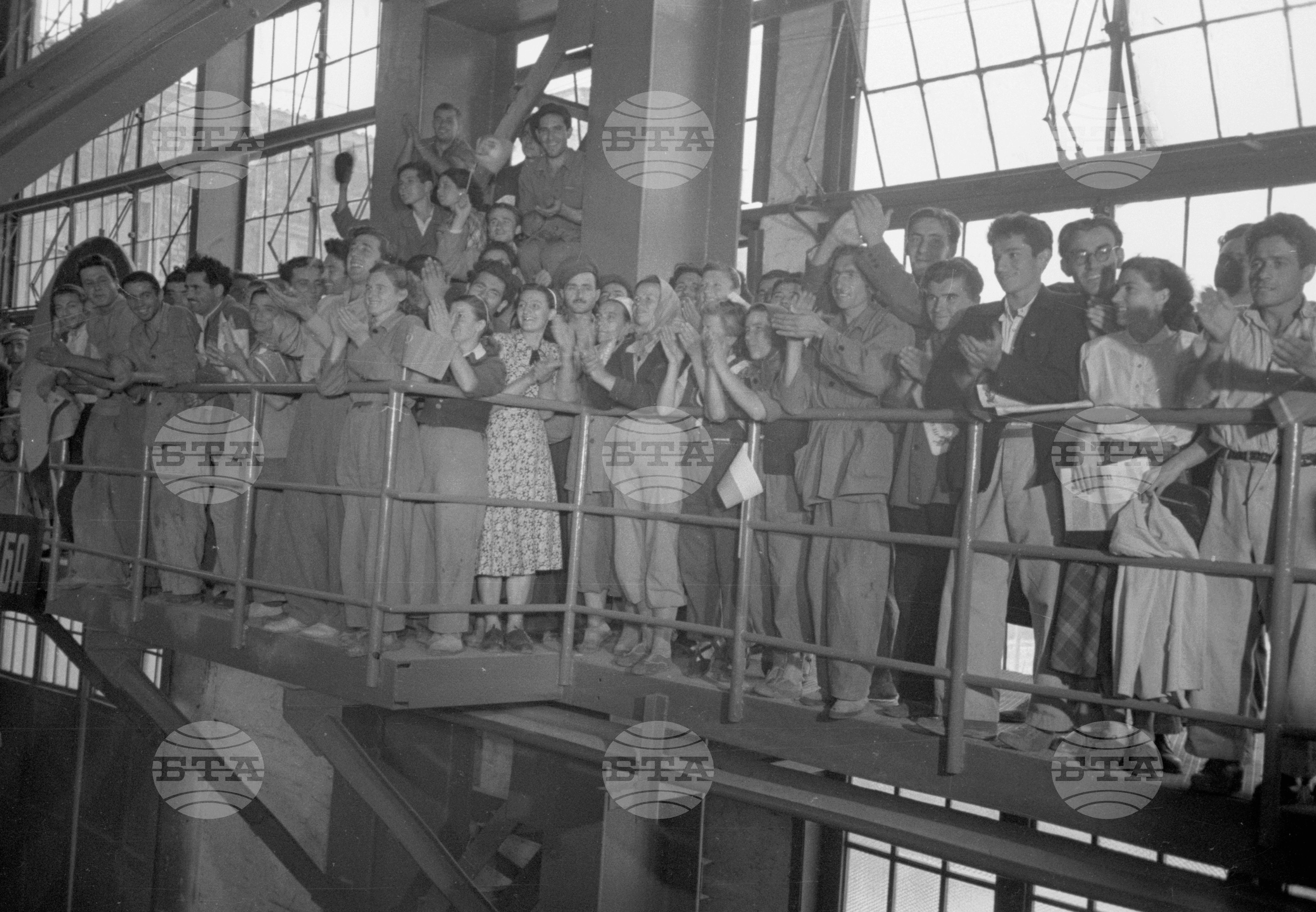 Държавен металургичен завод „Ленин“ - 1953 година - отливане на първата родна стомана