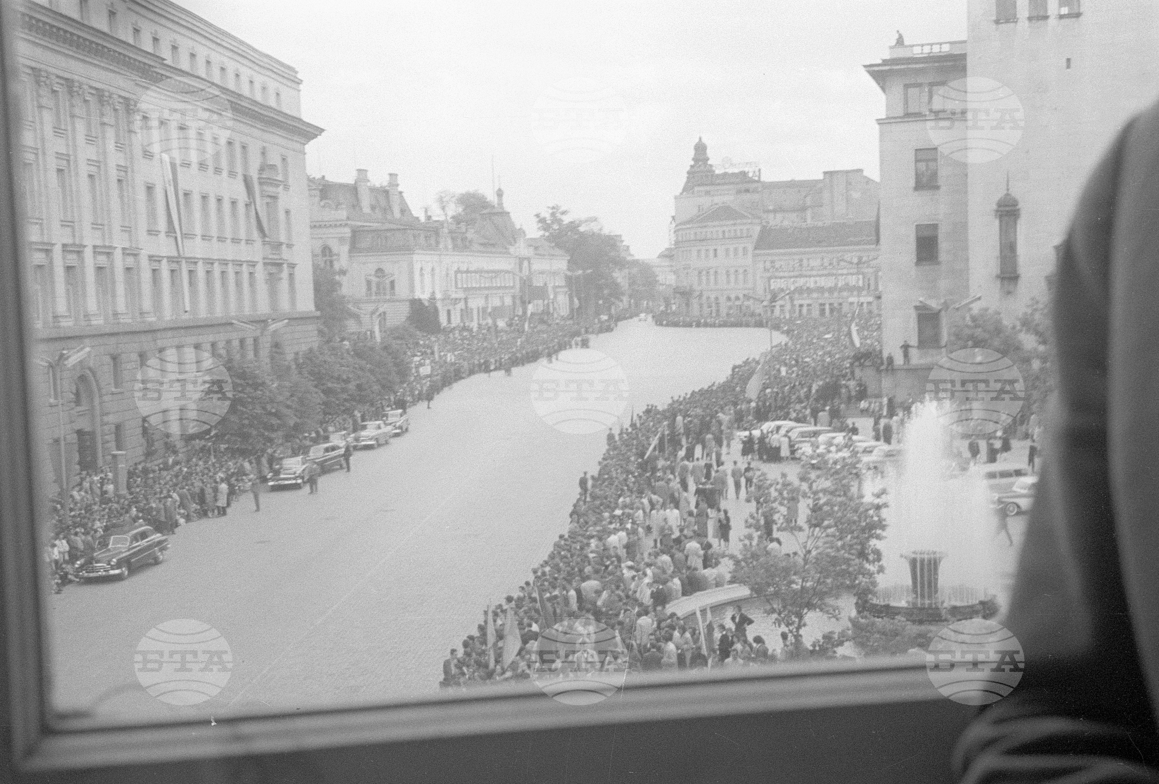 Кортежът с първия в света космонавт Юрий А. Гагарин минава през софийските улици