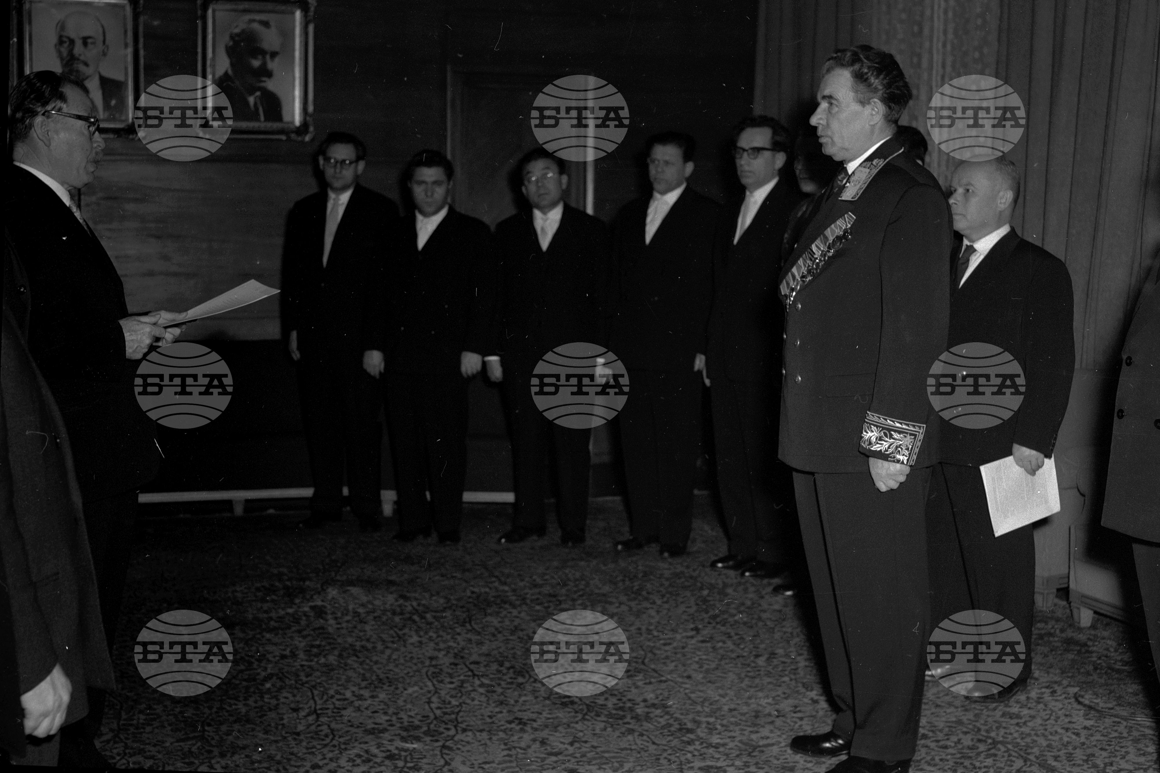Новоназначеният извънреден и пълномощен посланик на Съветския съюз връчва акредитивните си писма