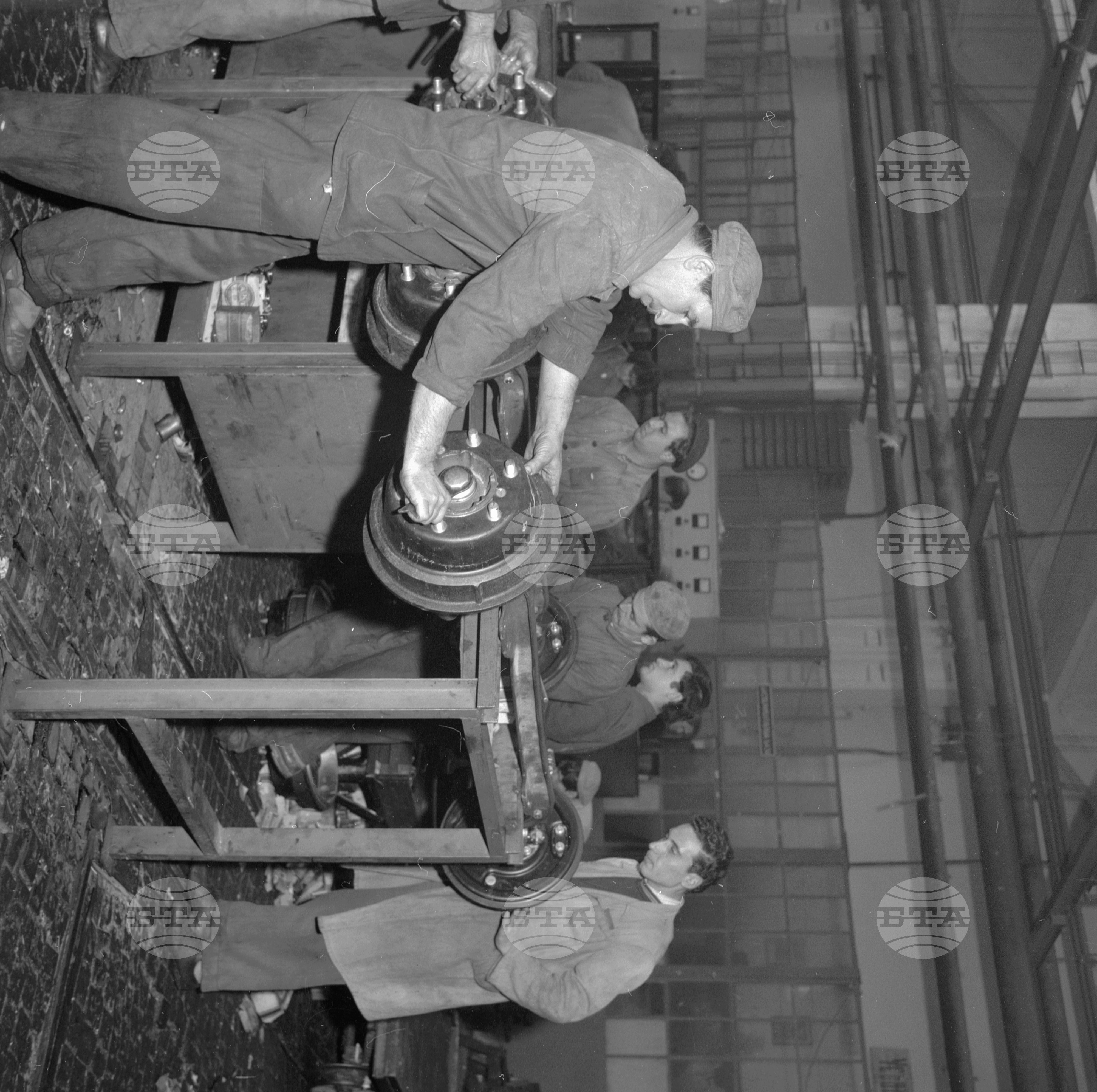 В Машиностроителния завод Коларовград (днес Шумен) - декември 1962 година