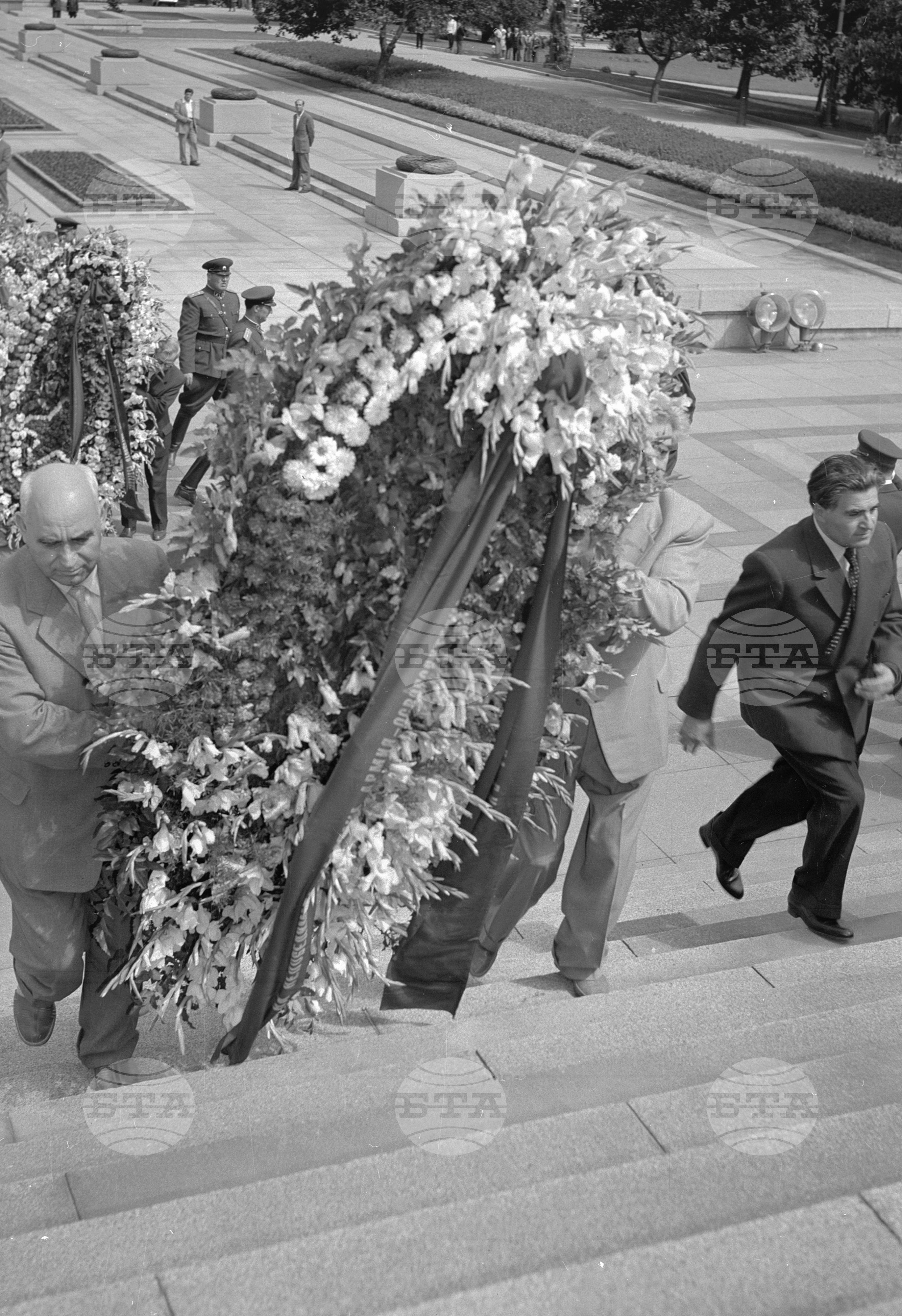 Венци пред Паметника на Съветската армия и Паметника на героите, загинали в борбата против фашизма