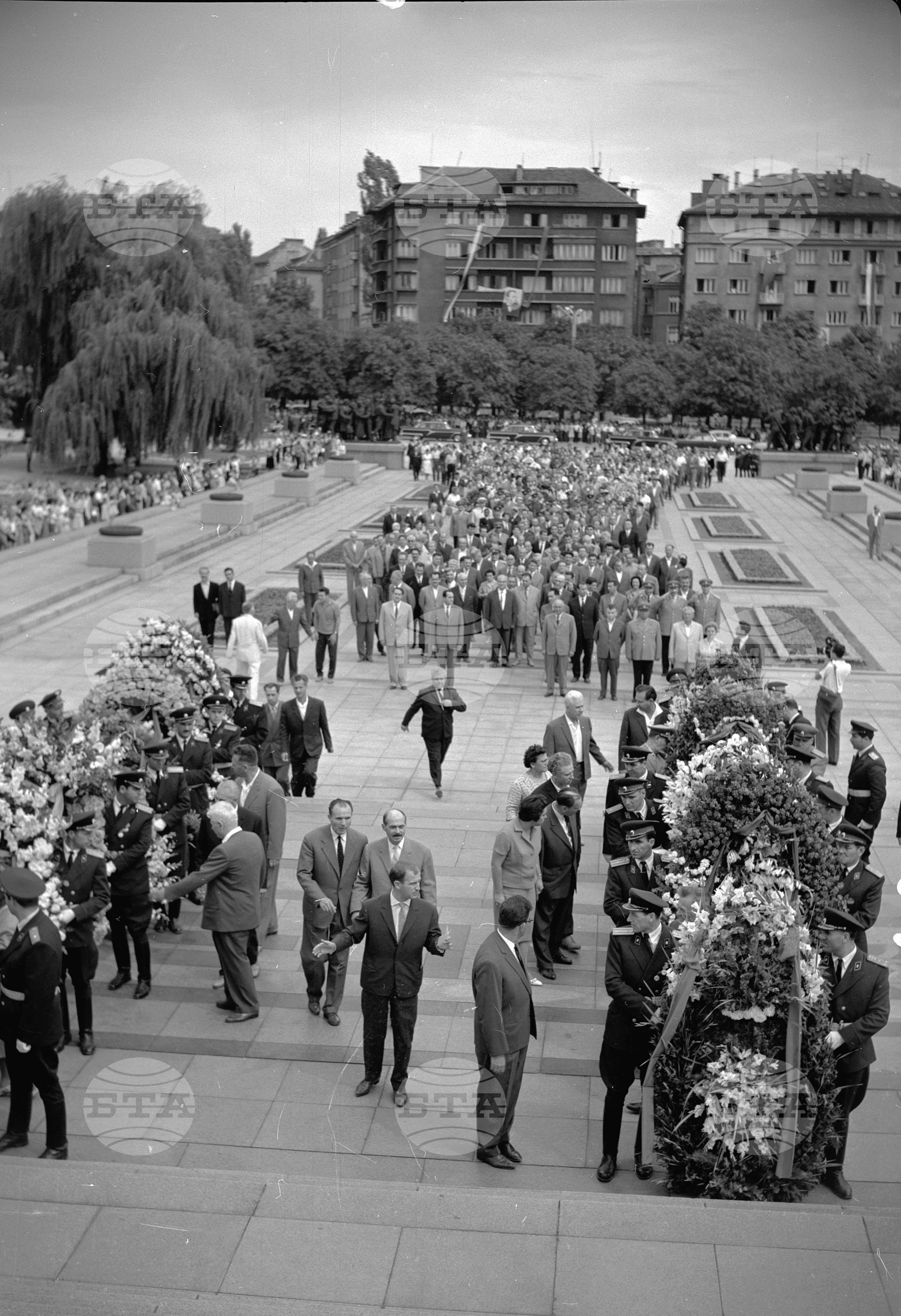 Полагане на венци пред паметника на Съветската армия в София
