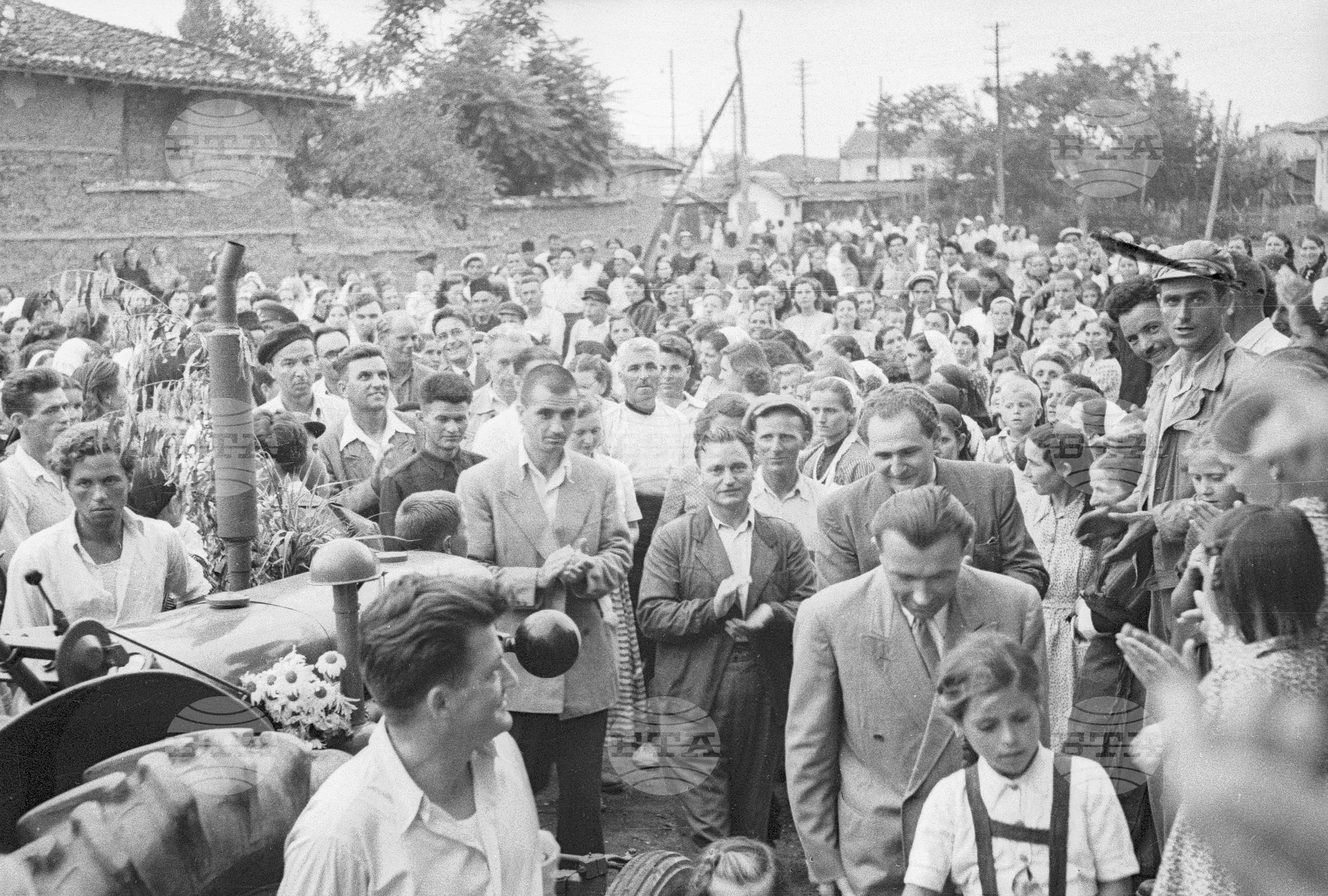 Подаряване на трактори в Поповица, 1951