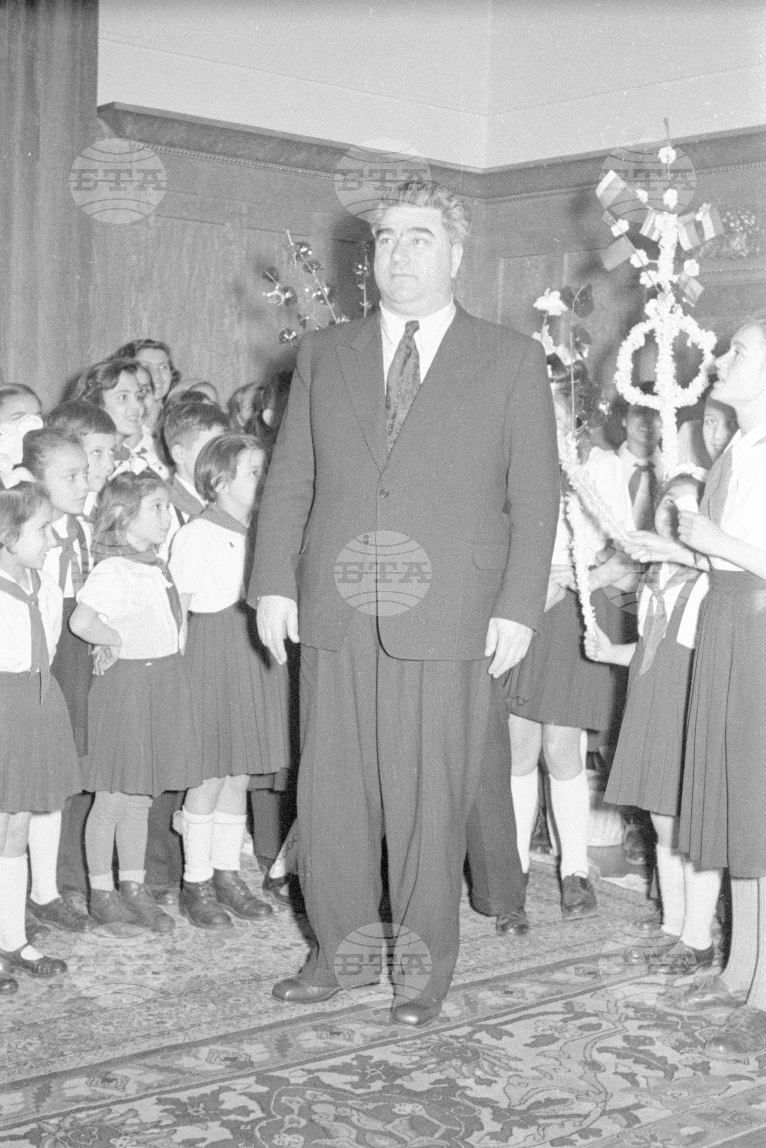Пионери от Софийската пионерска организация честитят Новата 1953г. на другаря Вълко Червенков