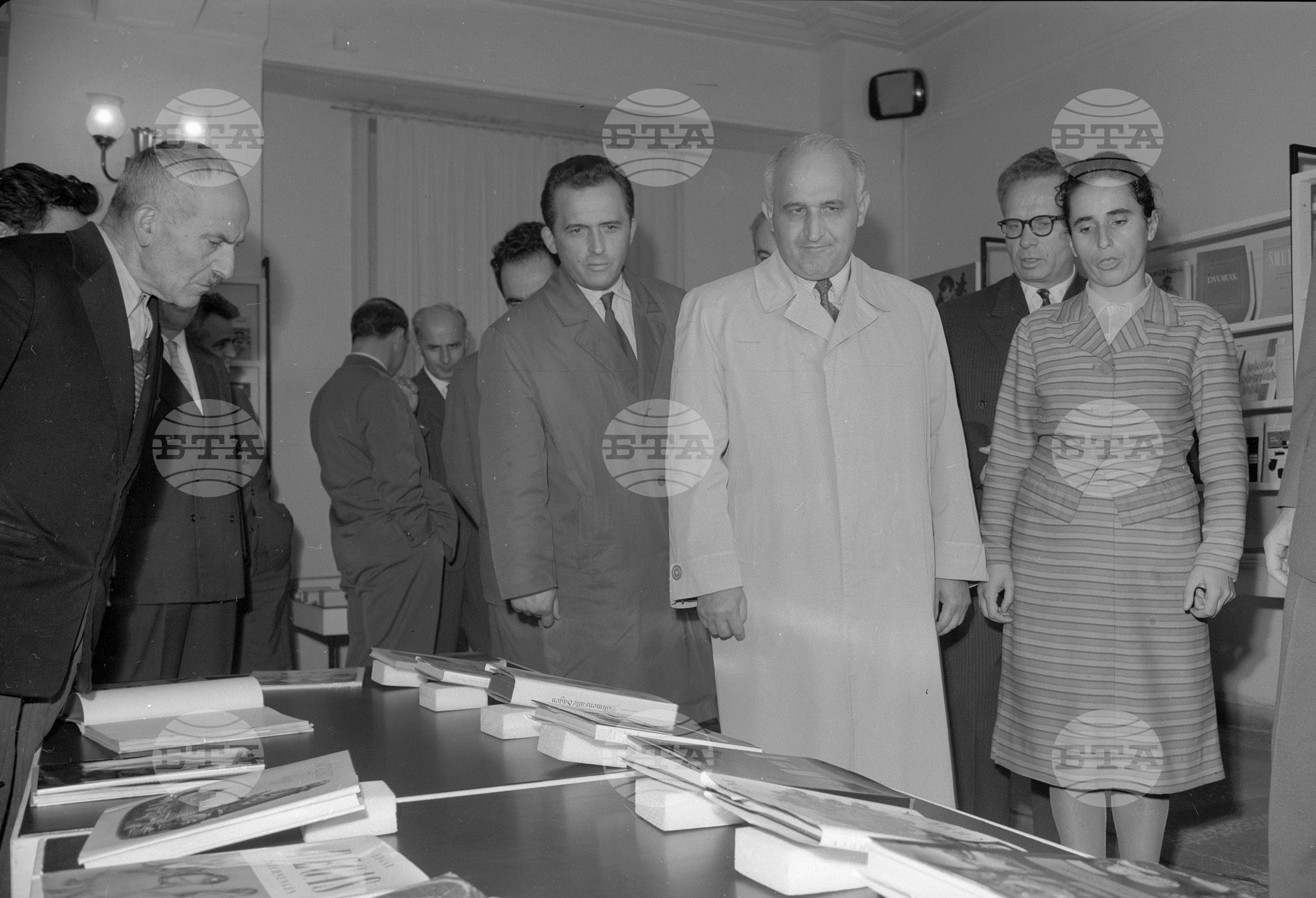 Другарят Тодор Живков посети изложбата на Чехословашката книга