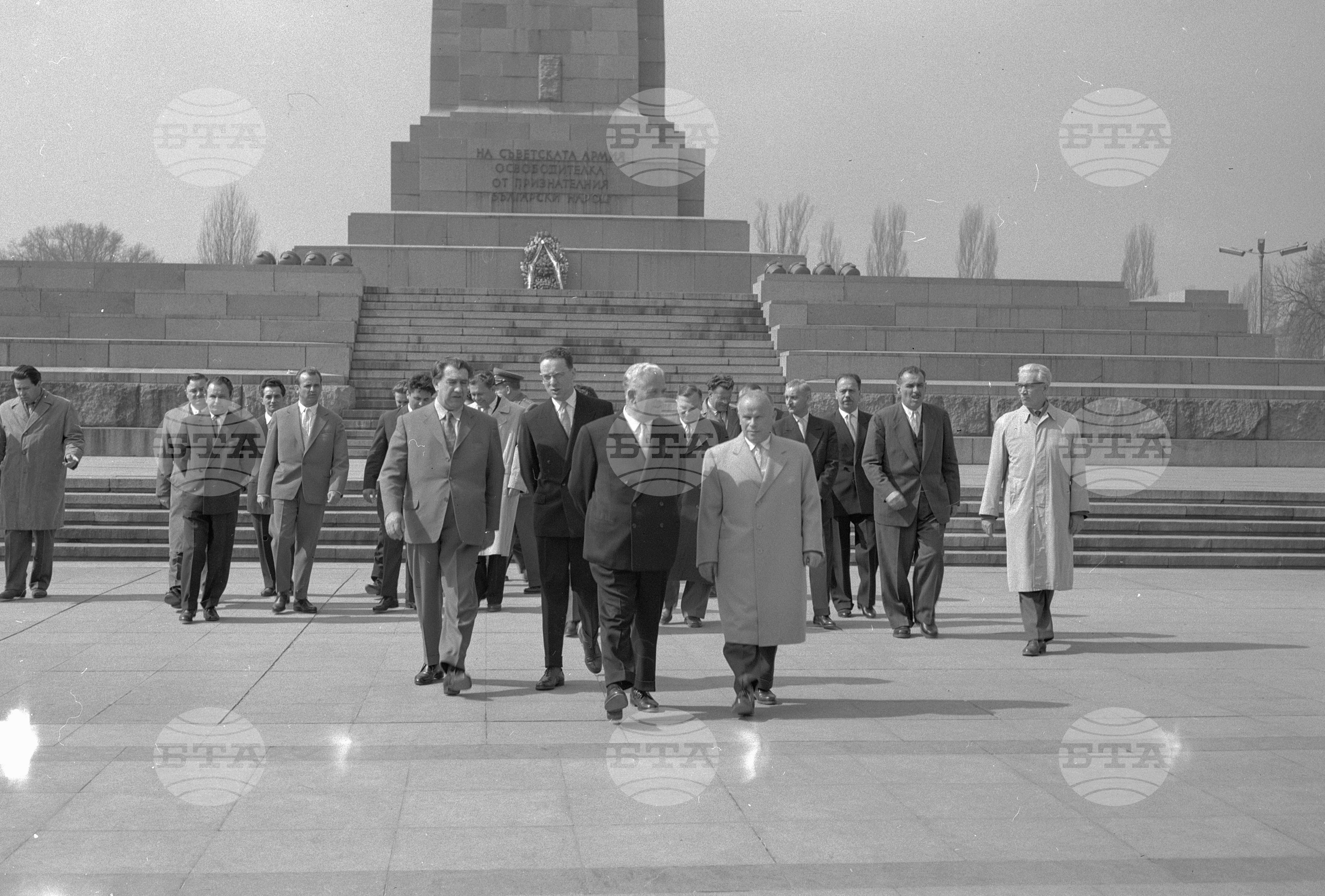 Поднасяне на венец пред паметника на Съветската армия