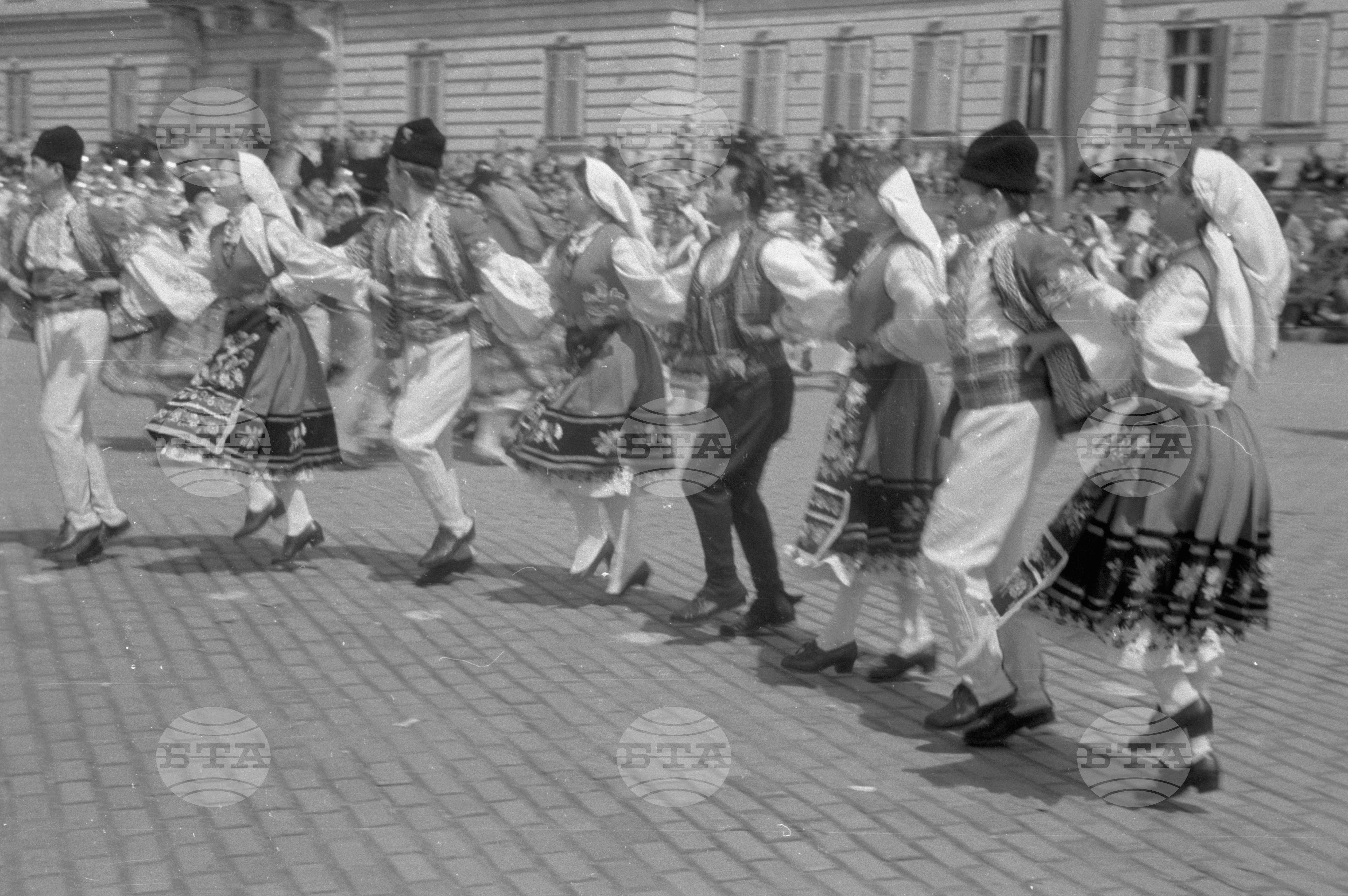 Първомайска манифестация в столицата 1962г. част 4