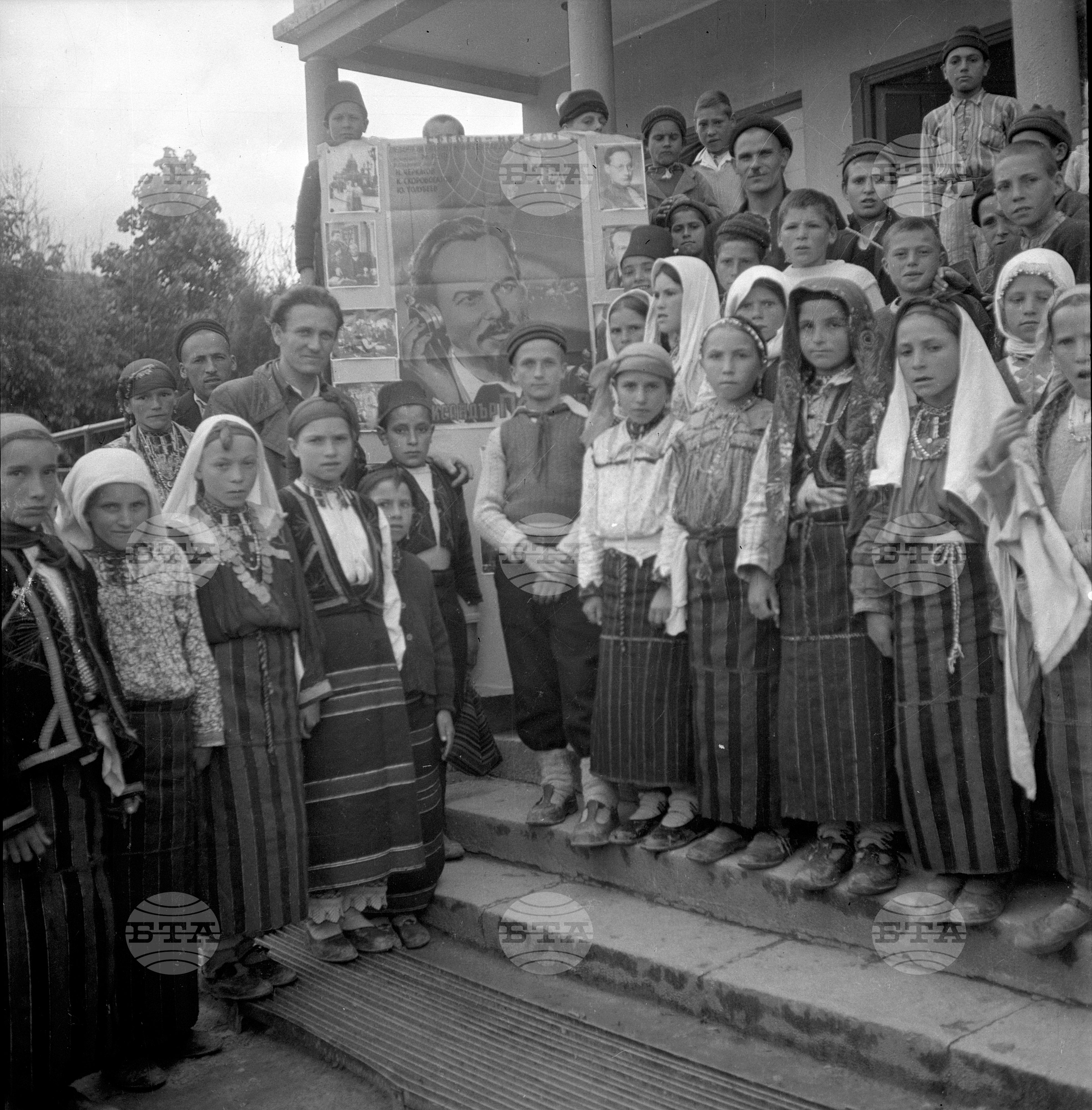 Ученици от съседни на Якоруда селища, дошли да гледат съветския филм "Откривателя на радиото Попов", 1951