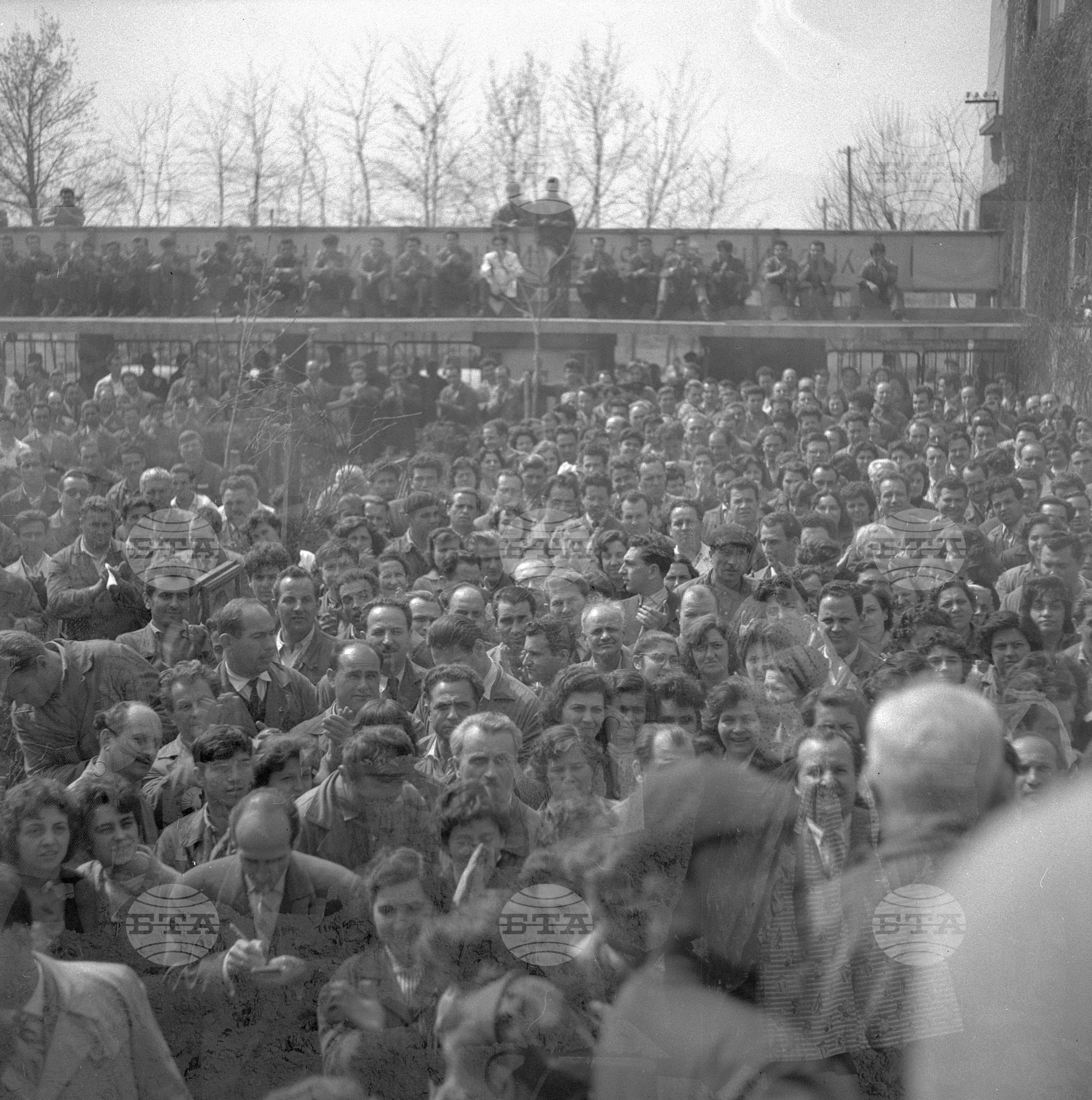 Съветският майор-летец Ю. А. Гагарин извърши успешен полет в Космоса