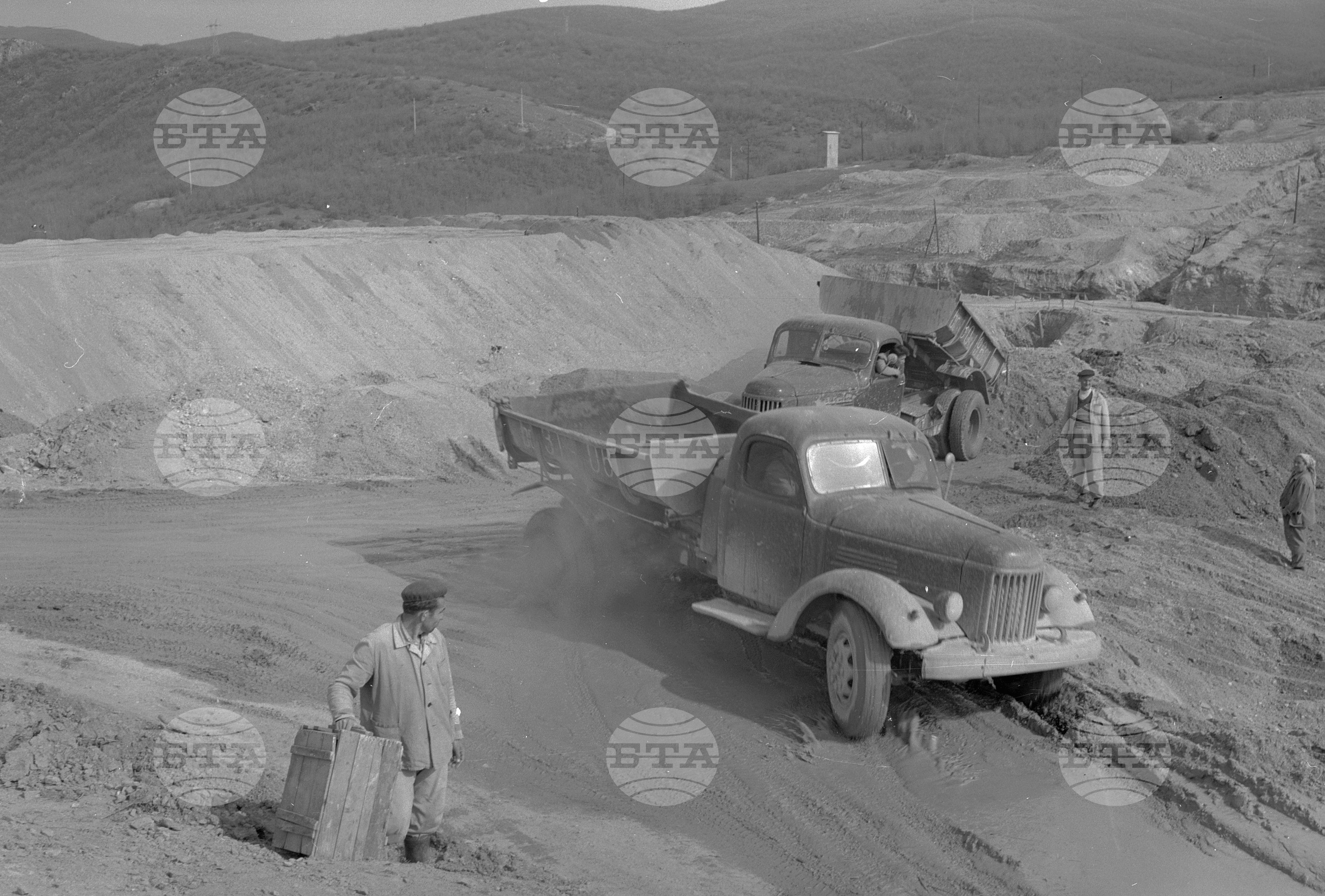 На строежа на язовир "Жребчево", Сливенски окръг - 1963 година
