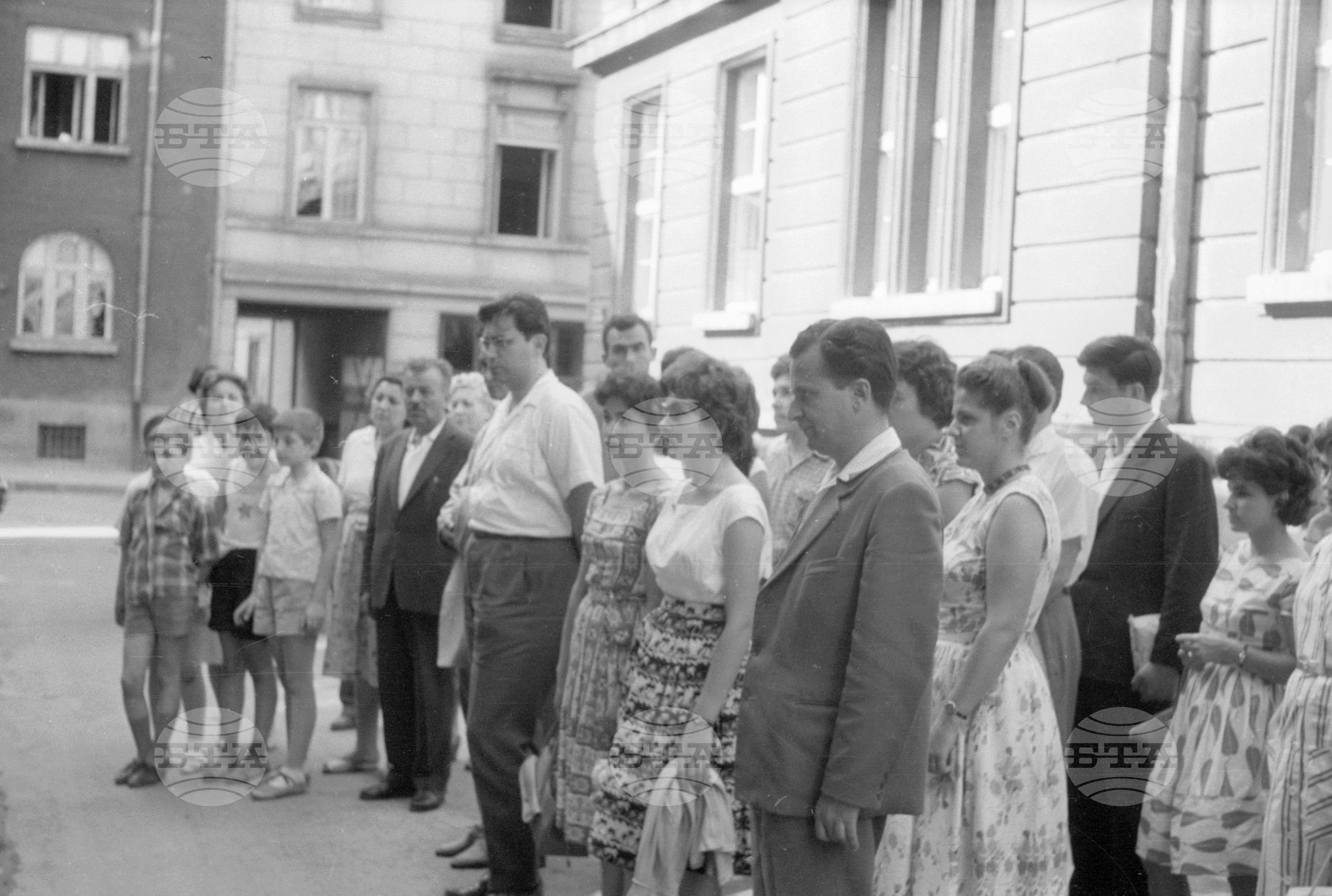 Пред паметника на Лев Желязков