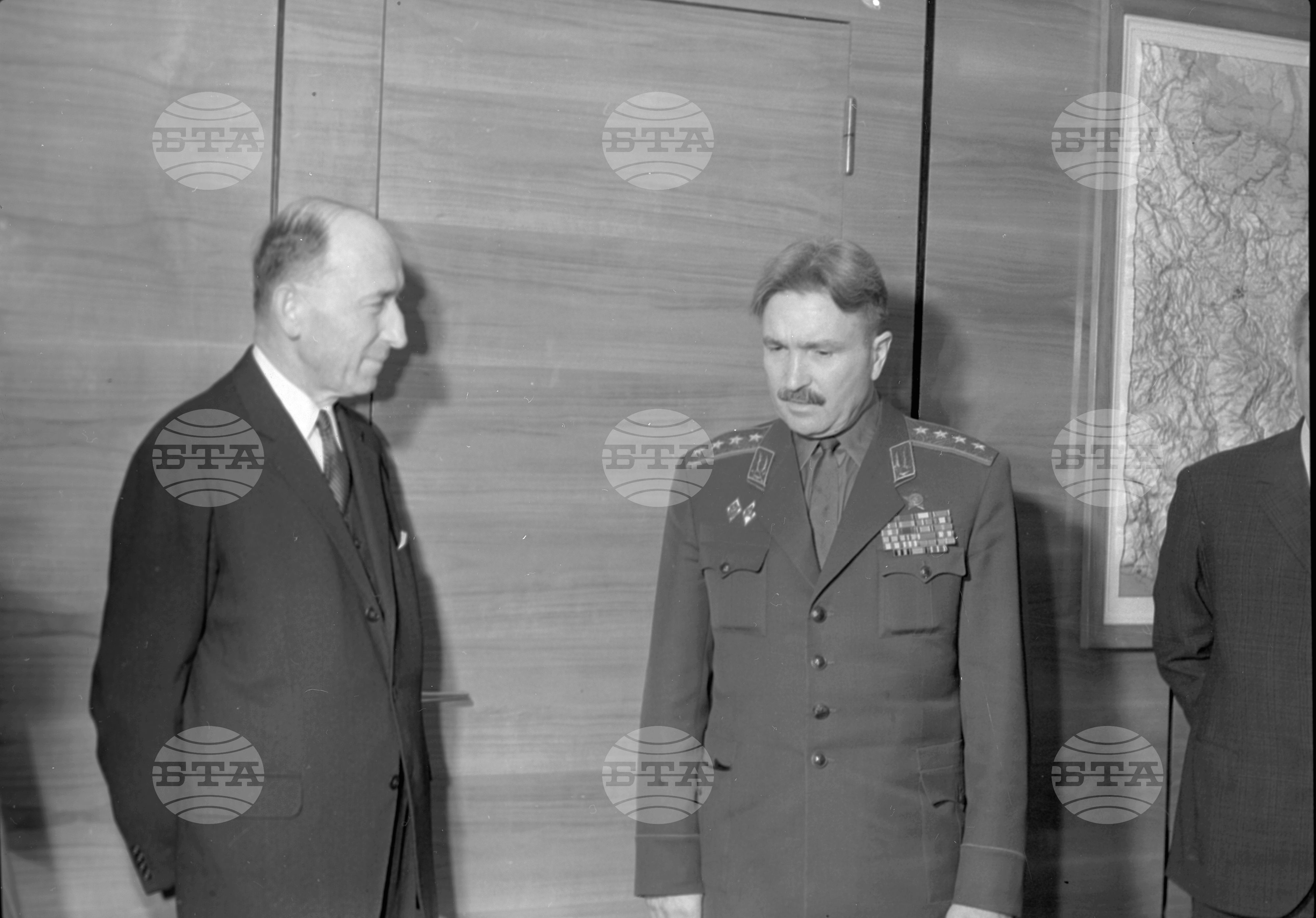 Награждаване на Добри Джуров с медал "за укрепване на дружбата между народите на ЧССР (Чехословашка социалистическа република) и България