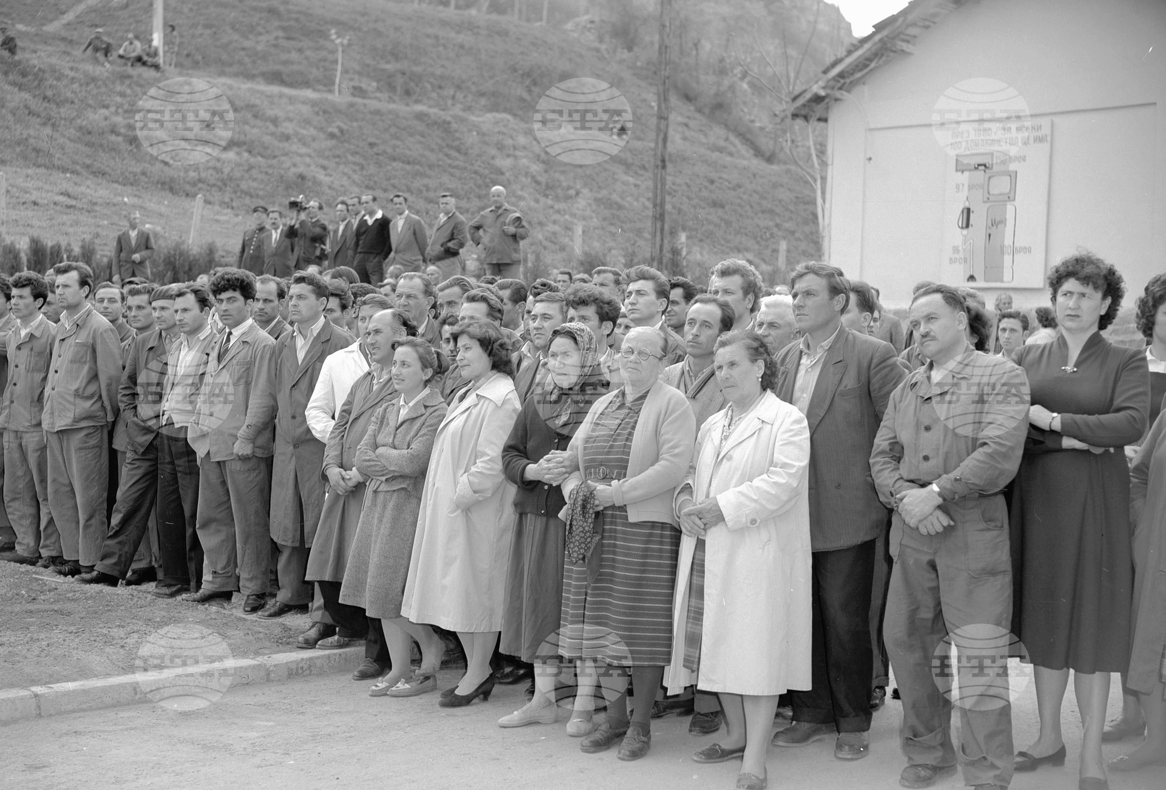 Откриване на завода за малки радиоприемници
