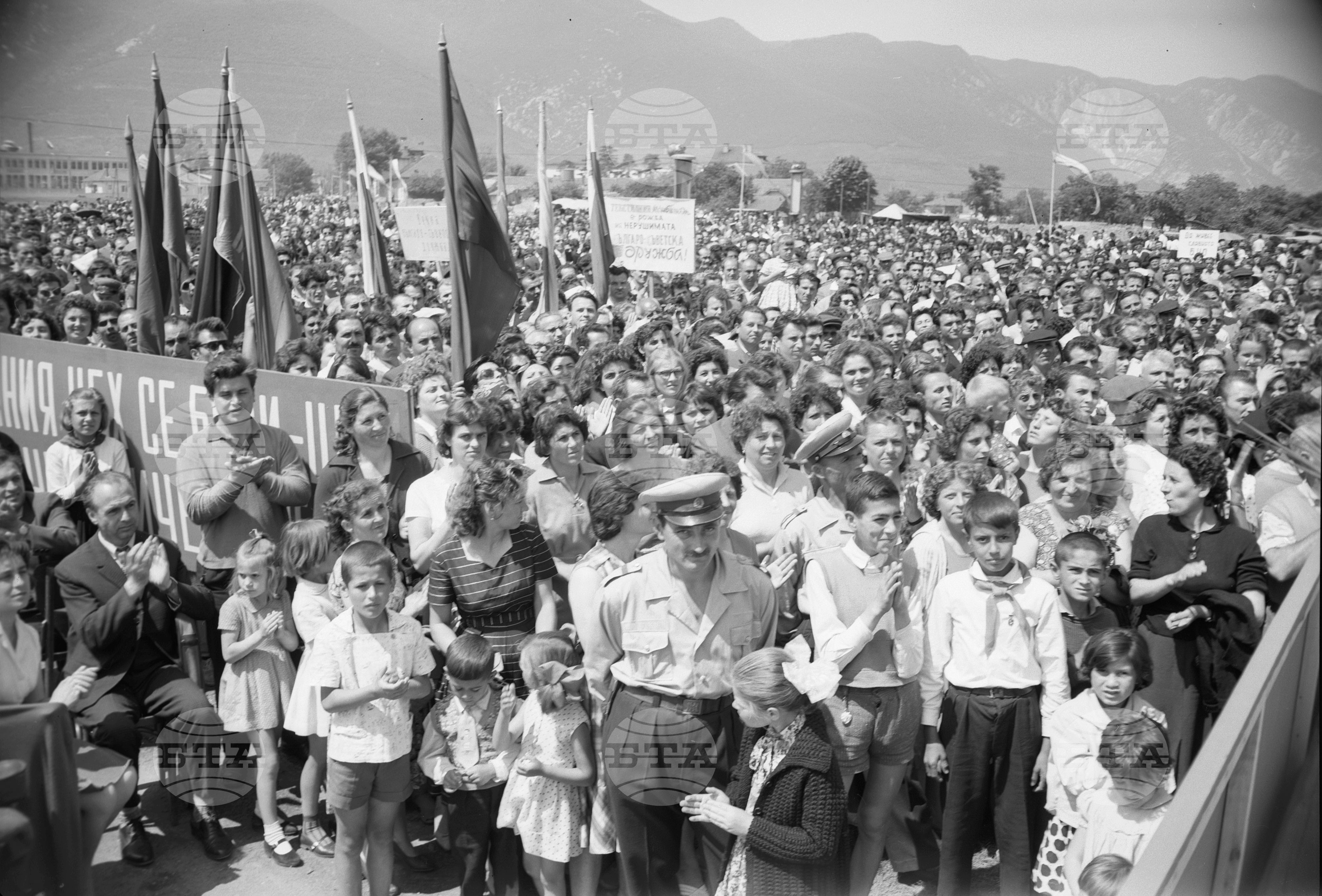 Тържествено откриване на текстилния комбинат край град Враца