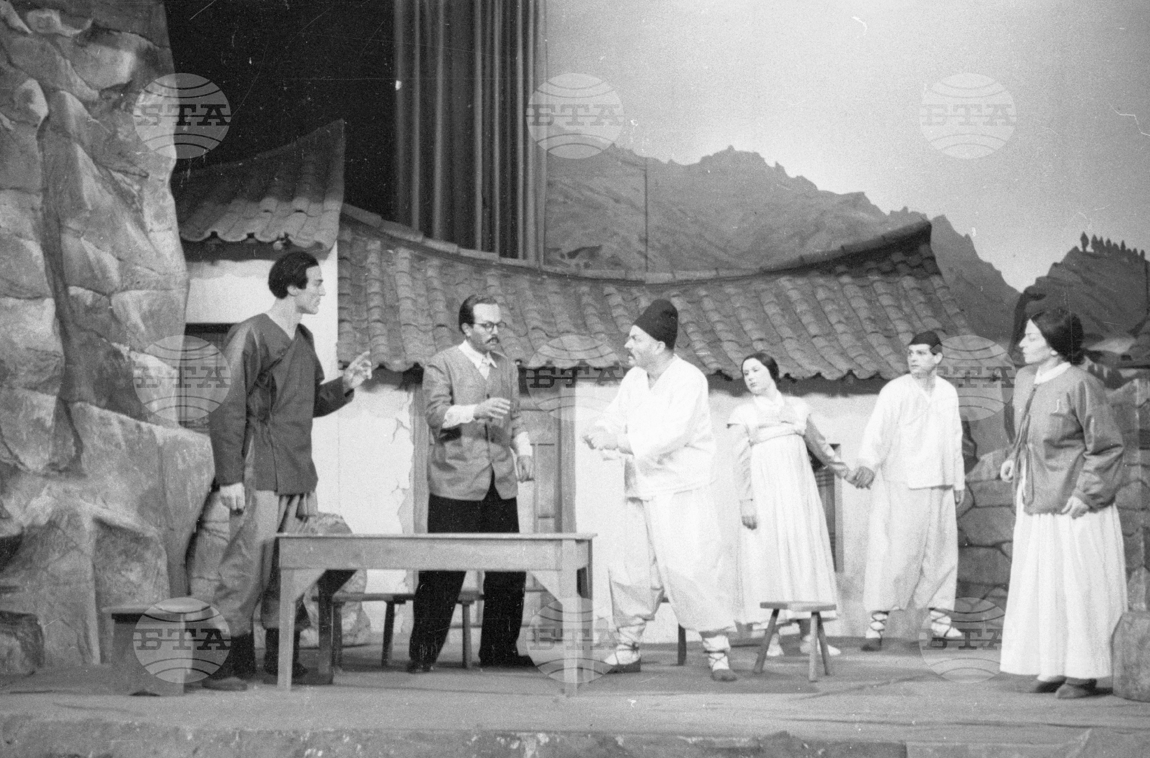 Театрално представление "Хора с добра воля", 1951
