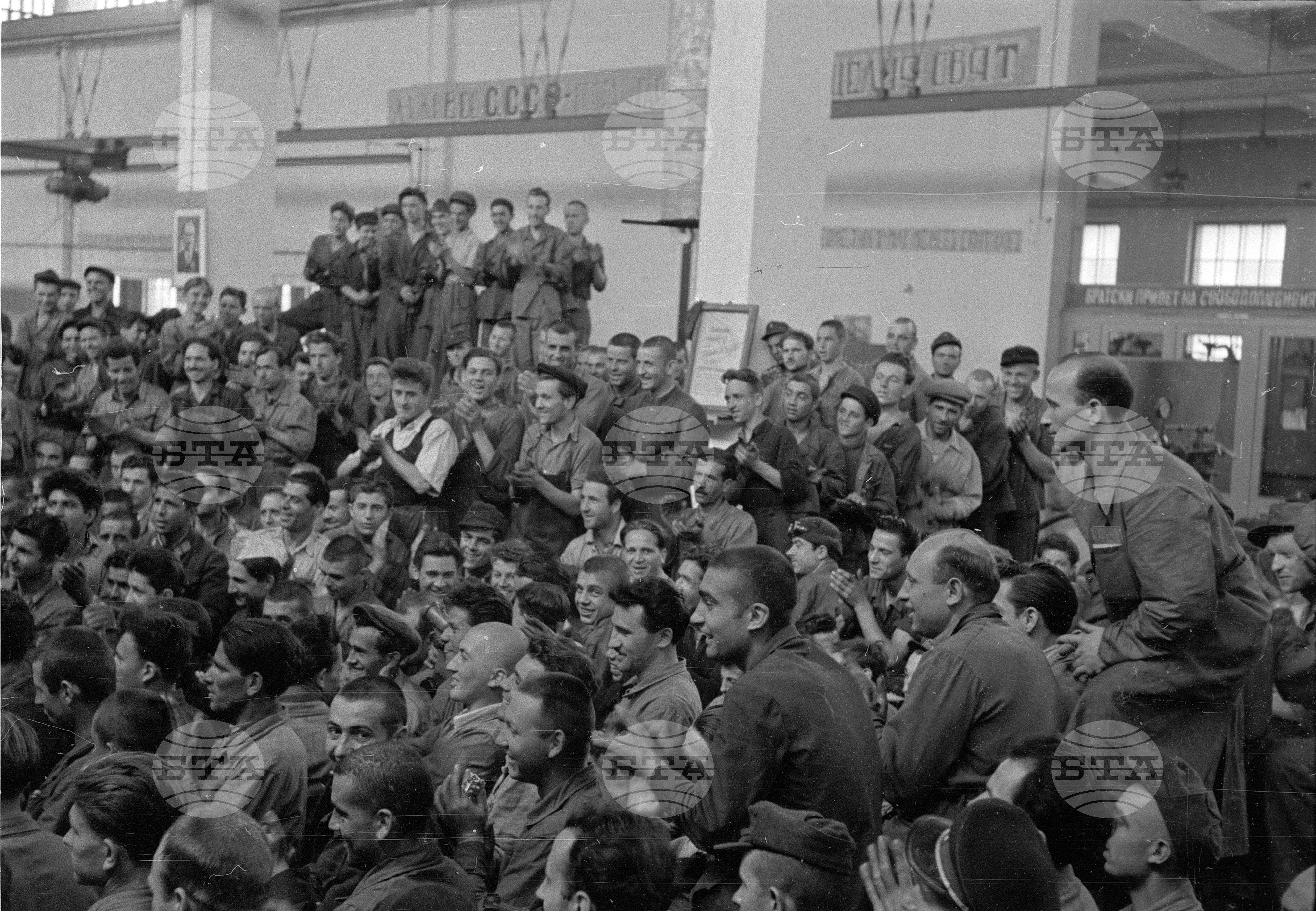 Тържествени митинги и събрания в завод "16" и завод "Димитър Благоев" по случай постановлението на Министерския съвет и ЦК на БКП за обмяна на парите, премахване на купоните и намаление на цените