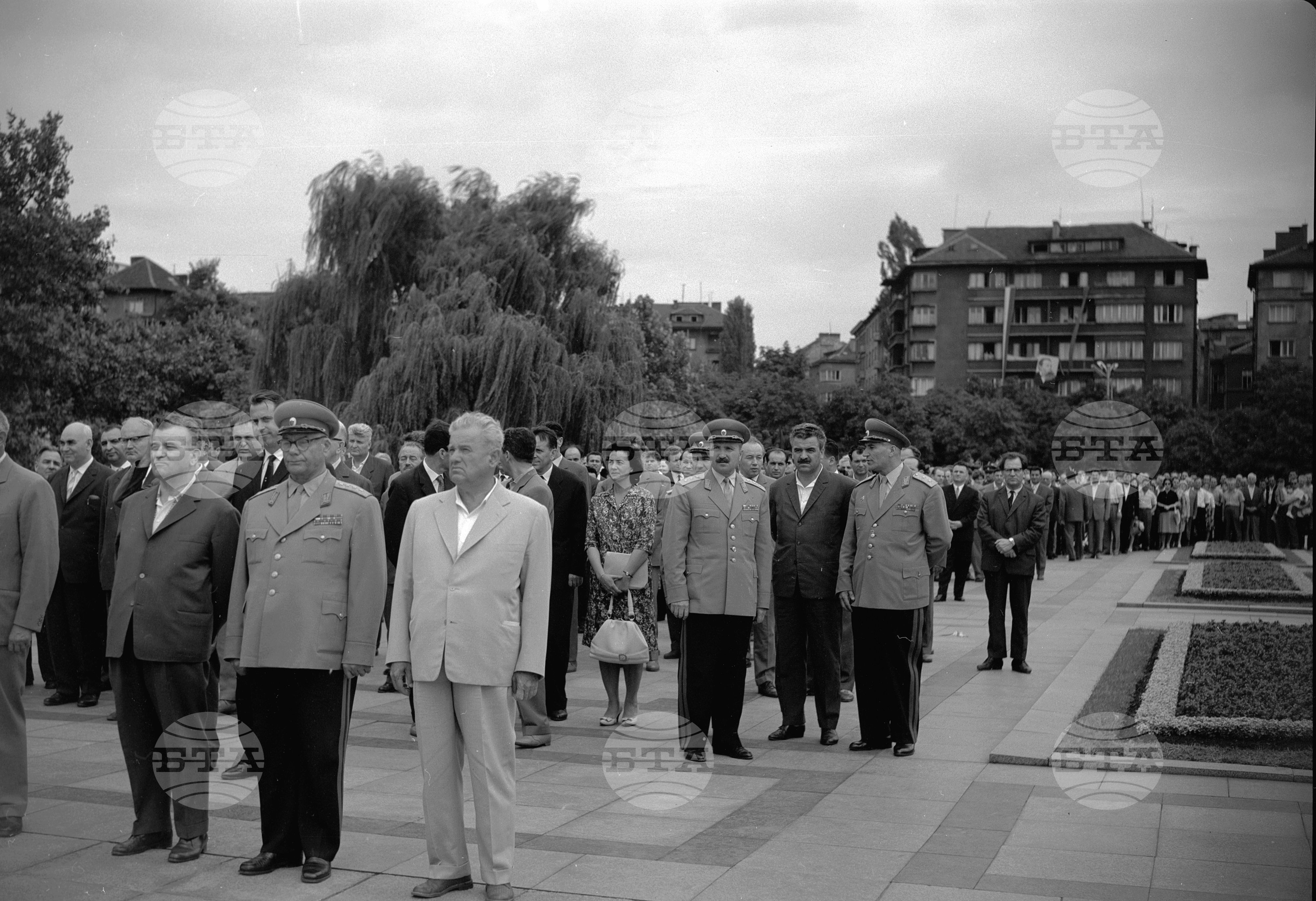Полагане на венци пред паметника на Съветската армия в София