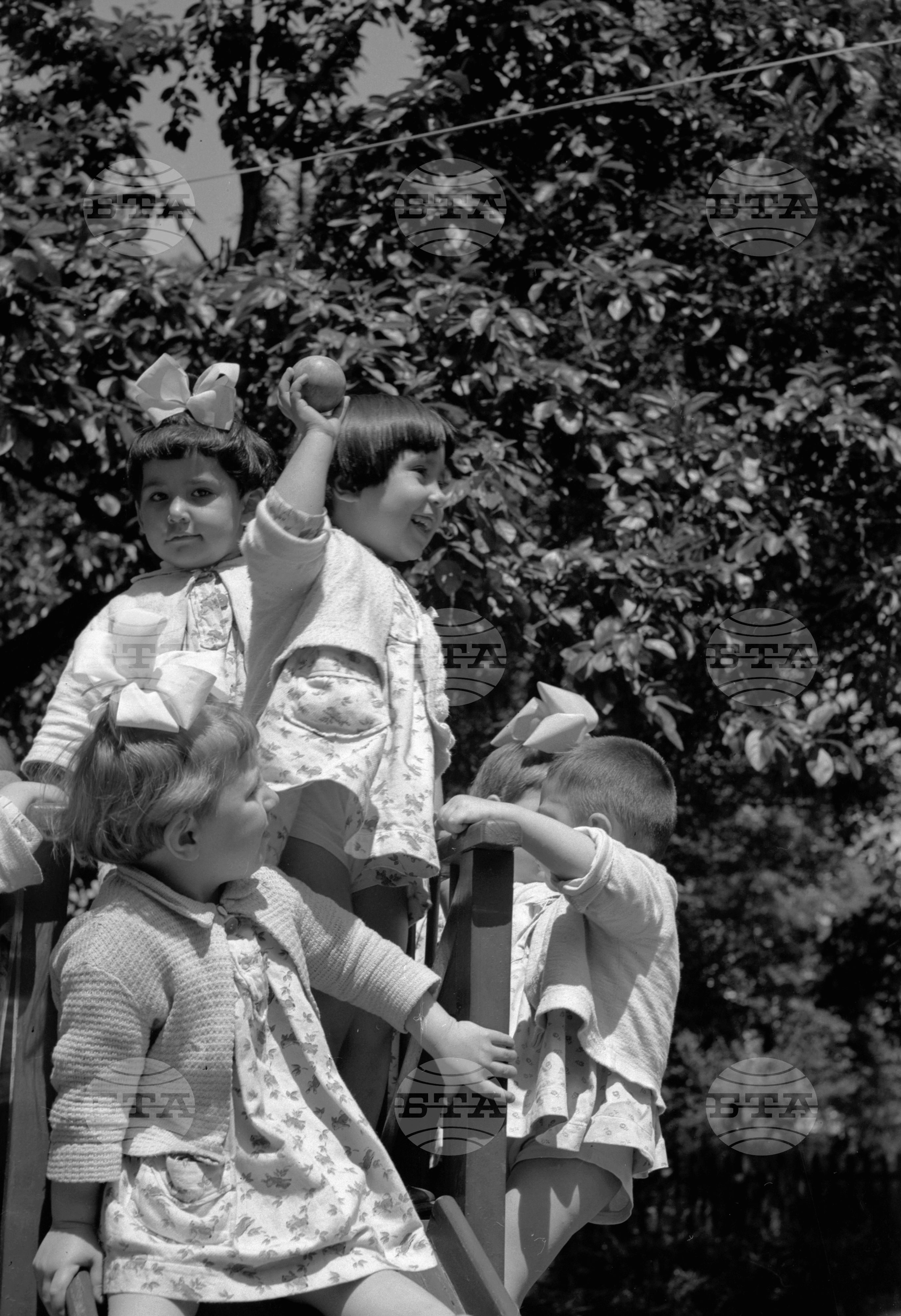 В детските ясли към Памуко-предачната фабрика "България" - София