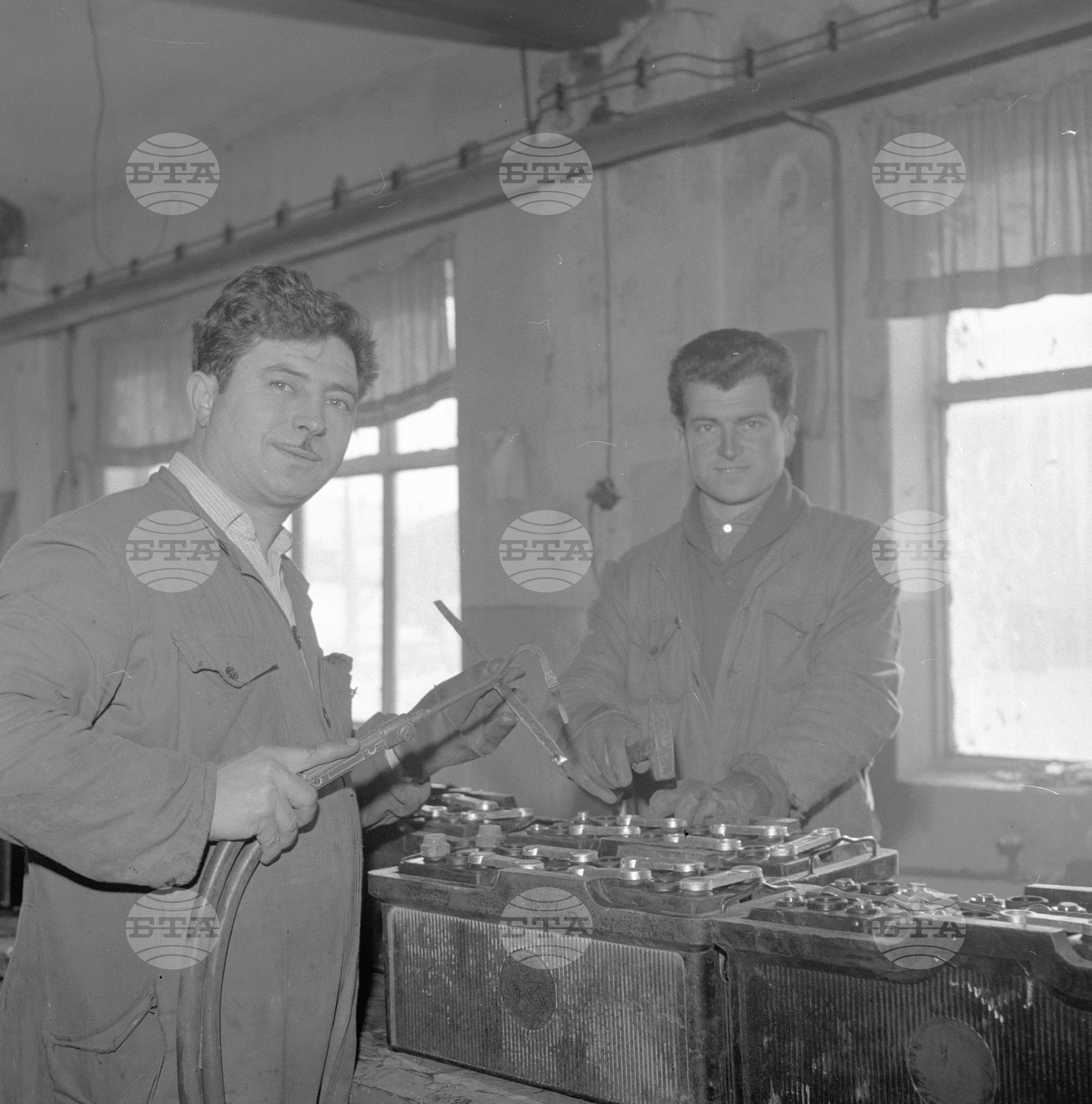 В държавния завод за акумулатори - Търговище - декември 1962 година