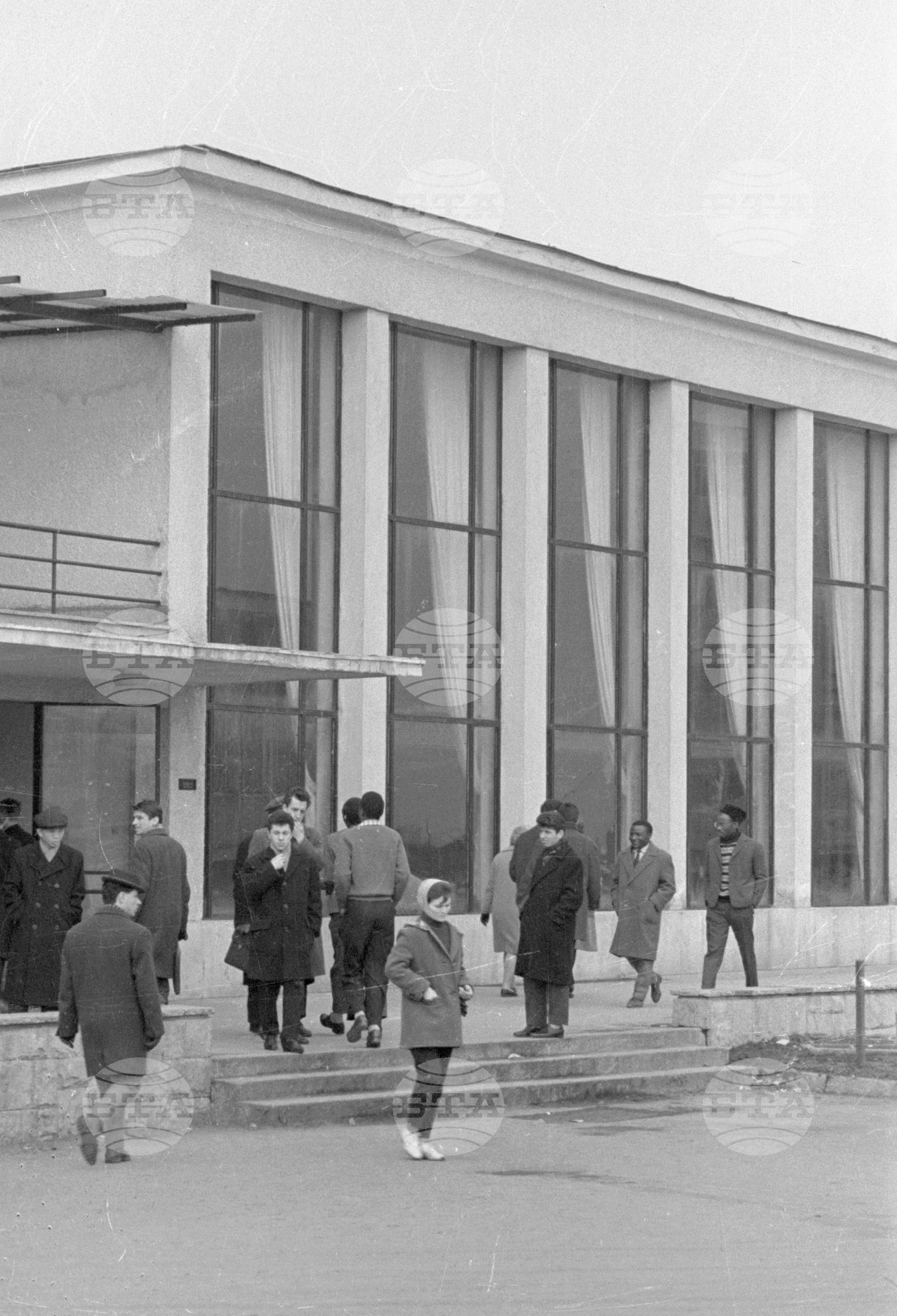 които следват в България