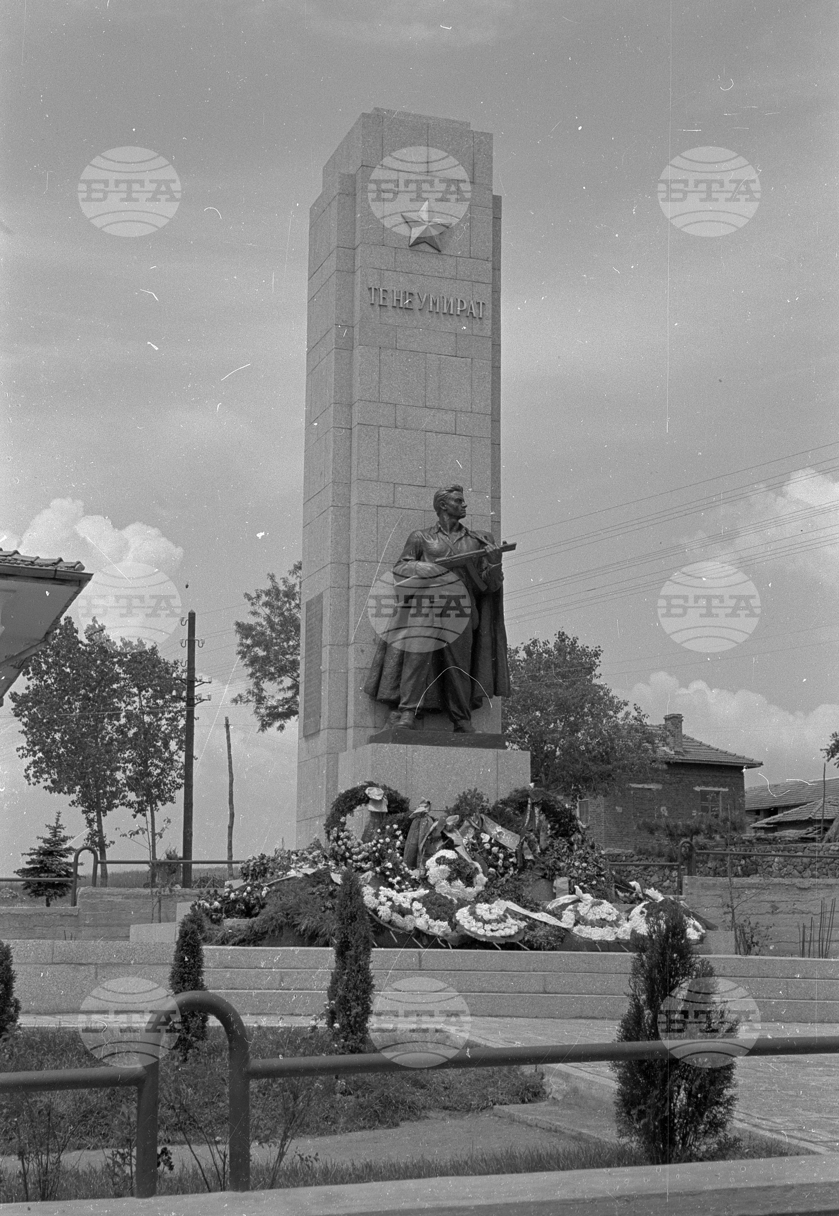 Паметник на падналите в борбата срещу фашизма партизани от отряда "Чавдар" в село Войнеговци