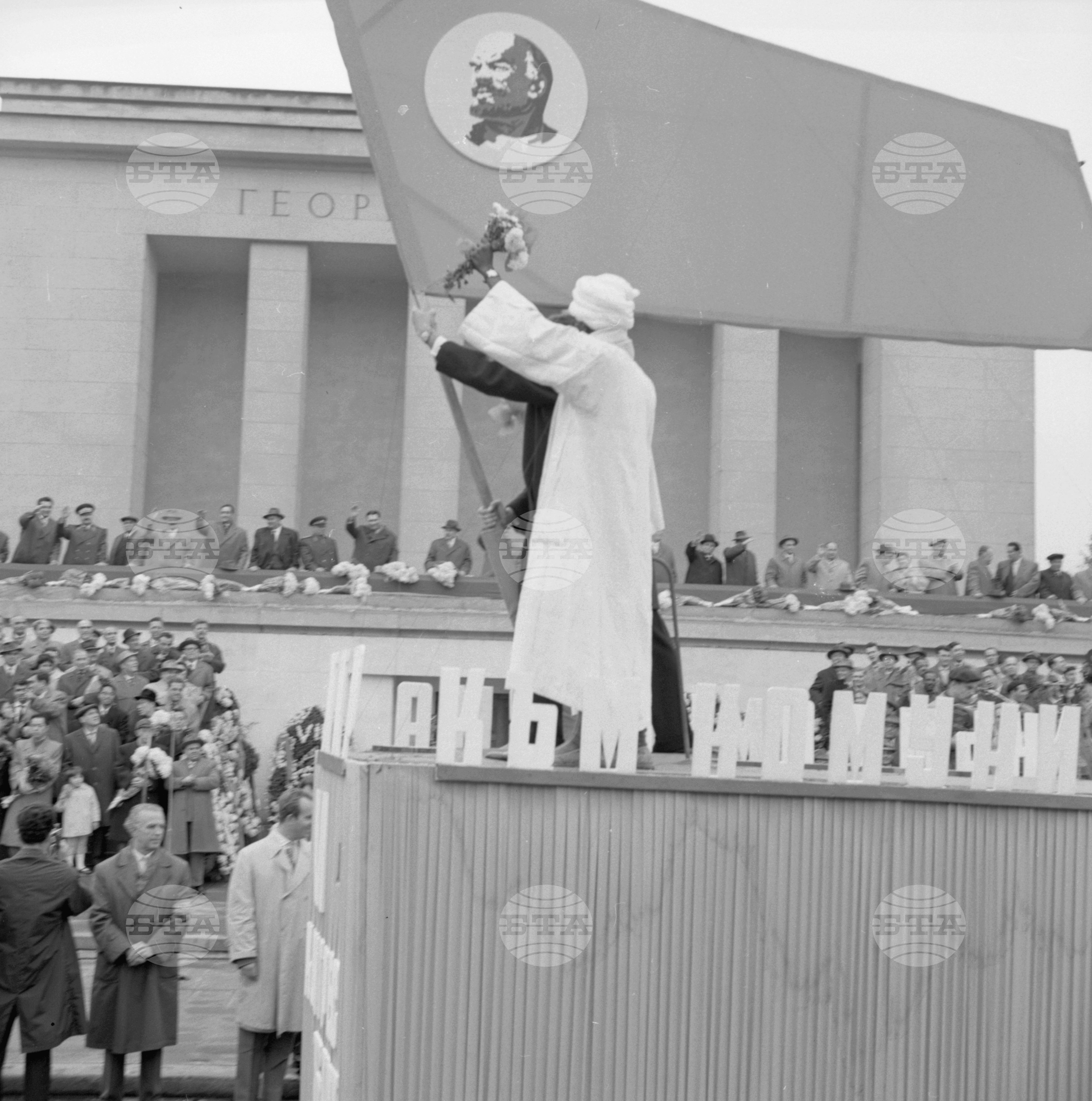Величествена манифестация на софийските трудещи се по случай 45-годишнината от Великата октомврийска социалистическа революция