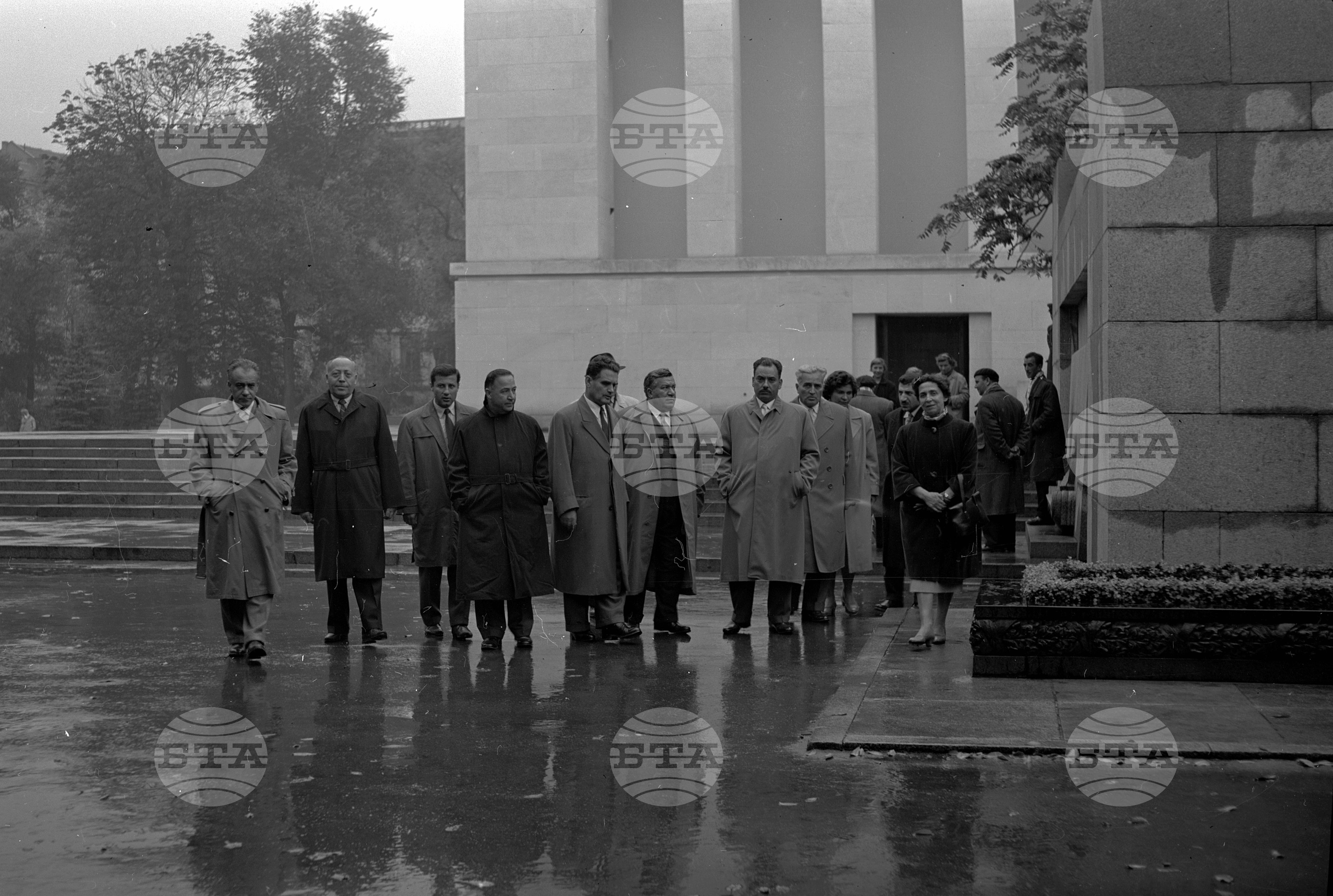 Иракска просветна делегация положи венец пред Мавзолея на Георги Димитров