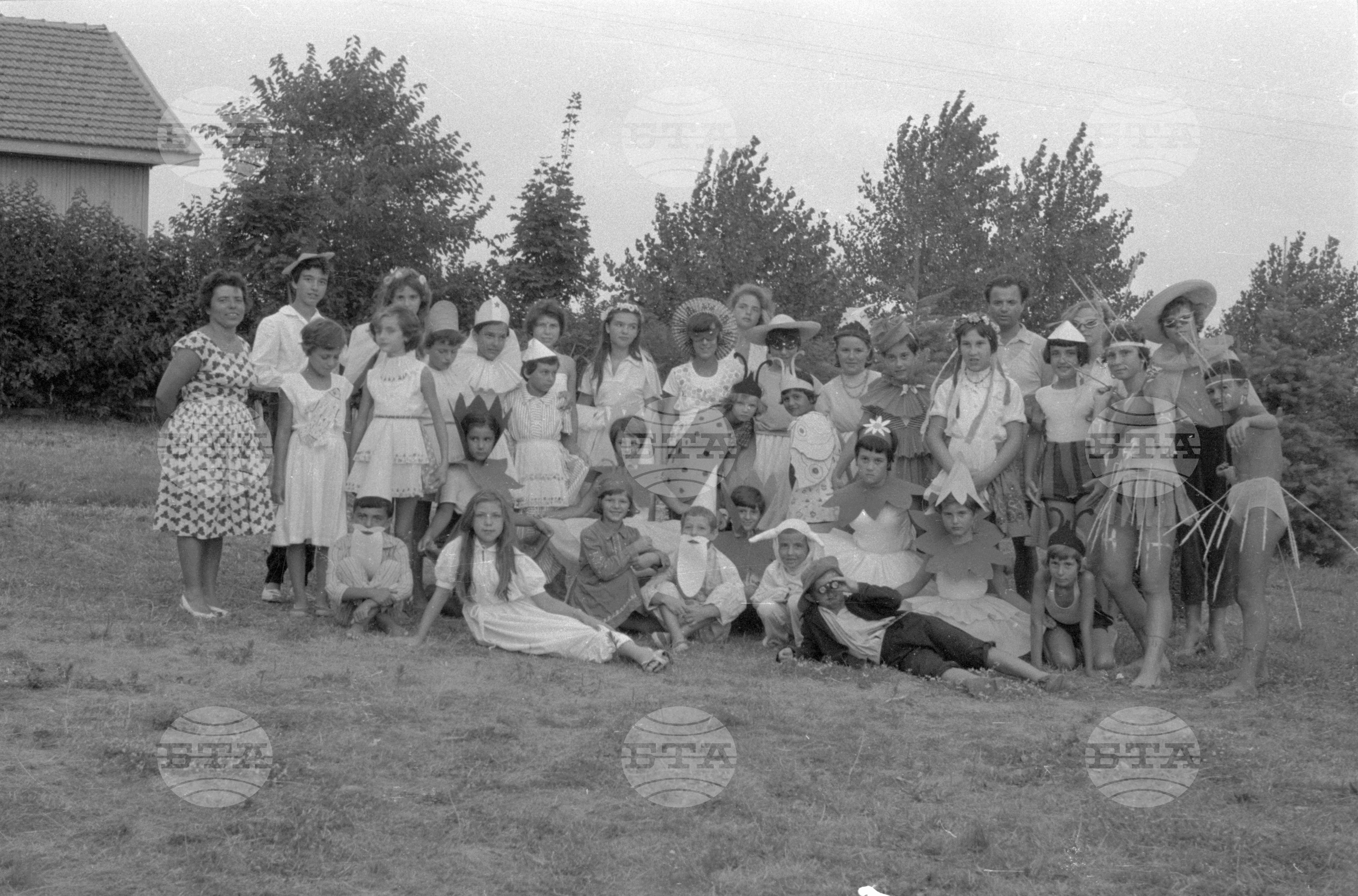 Пионери от Министерството на земеделието на плажа в Несебър 1962г